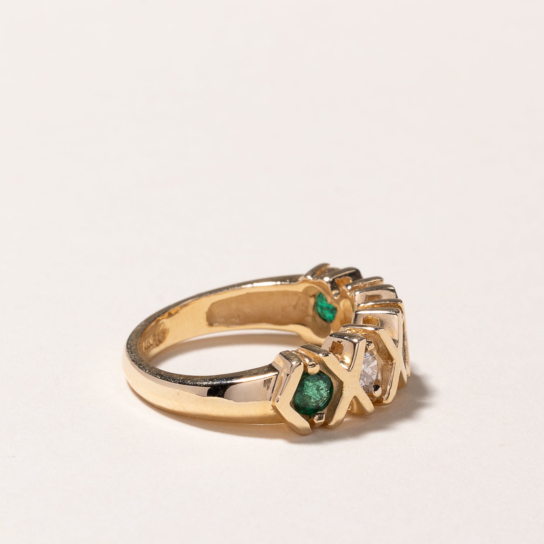 Bague en or jaune 14 carats sertie d'émeraudes et de diamants | 0,41 ct au total, 0,32 ct au total | Taille 6