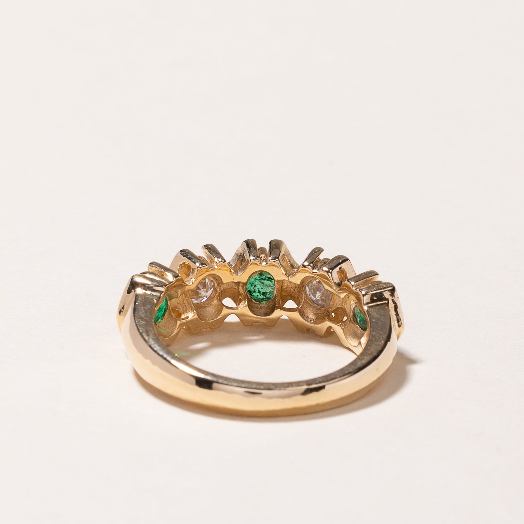 Bague en or jaune 14 carats sertie d'émeraudes et de diamants | 0,41 ct au total, 0,32 ct au total | Taille 6