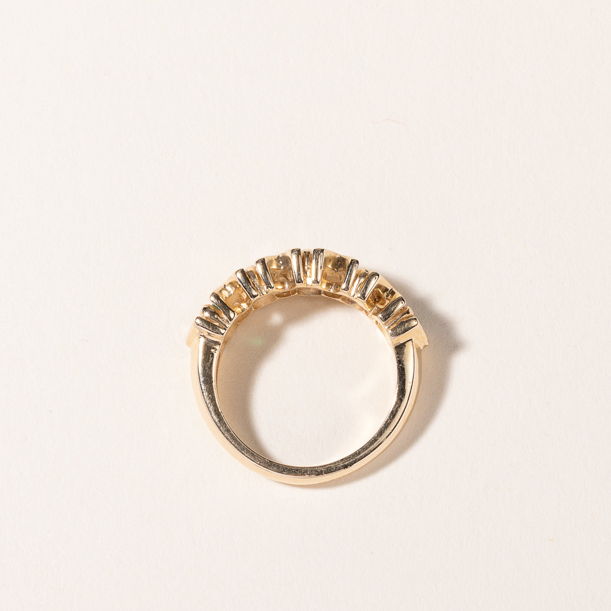 Bague en or jaune 14 carats sertie d'émeraudes et de diamants | 0,41 ct au total, 0,32 ct au total | Taille 6