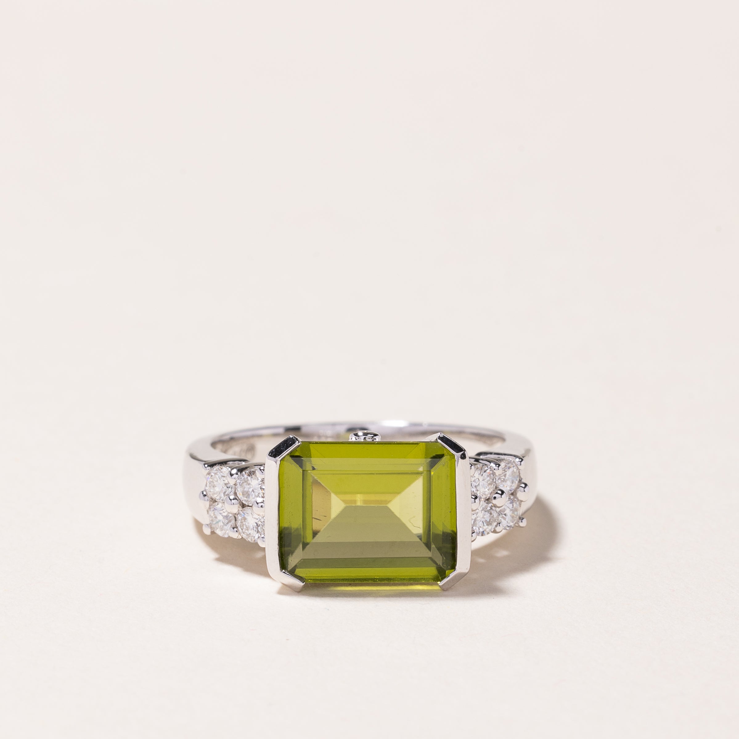 Bague en or blanc 18 carats, tourmaline et diamants | 2,90 ct, 0,28 ct au total | Taille 6,75
