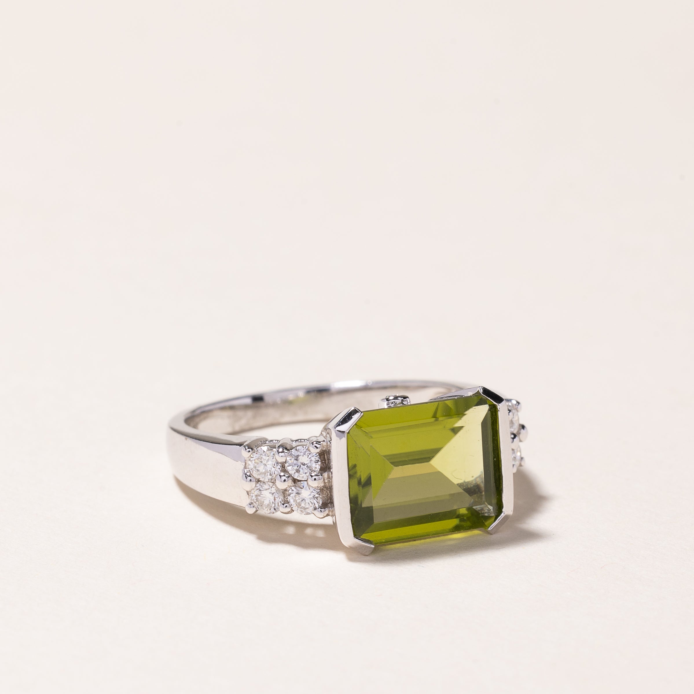 Bague en or blanc 18 carats, tourmaline et diamants | 2,90 ct, 0,28 ct au total | Taille 6,75