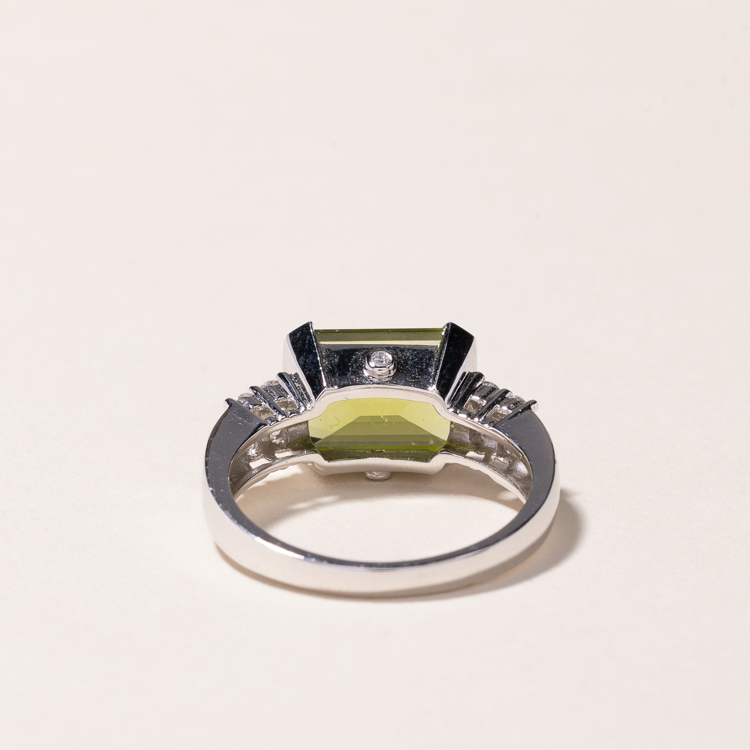 Bague en or blanc 18 carats, tourmaline et diamants | 2,90 ct, 0,28 ct au total | Taille 6,75