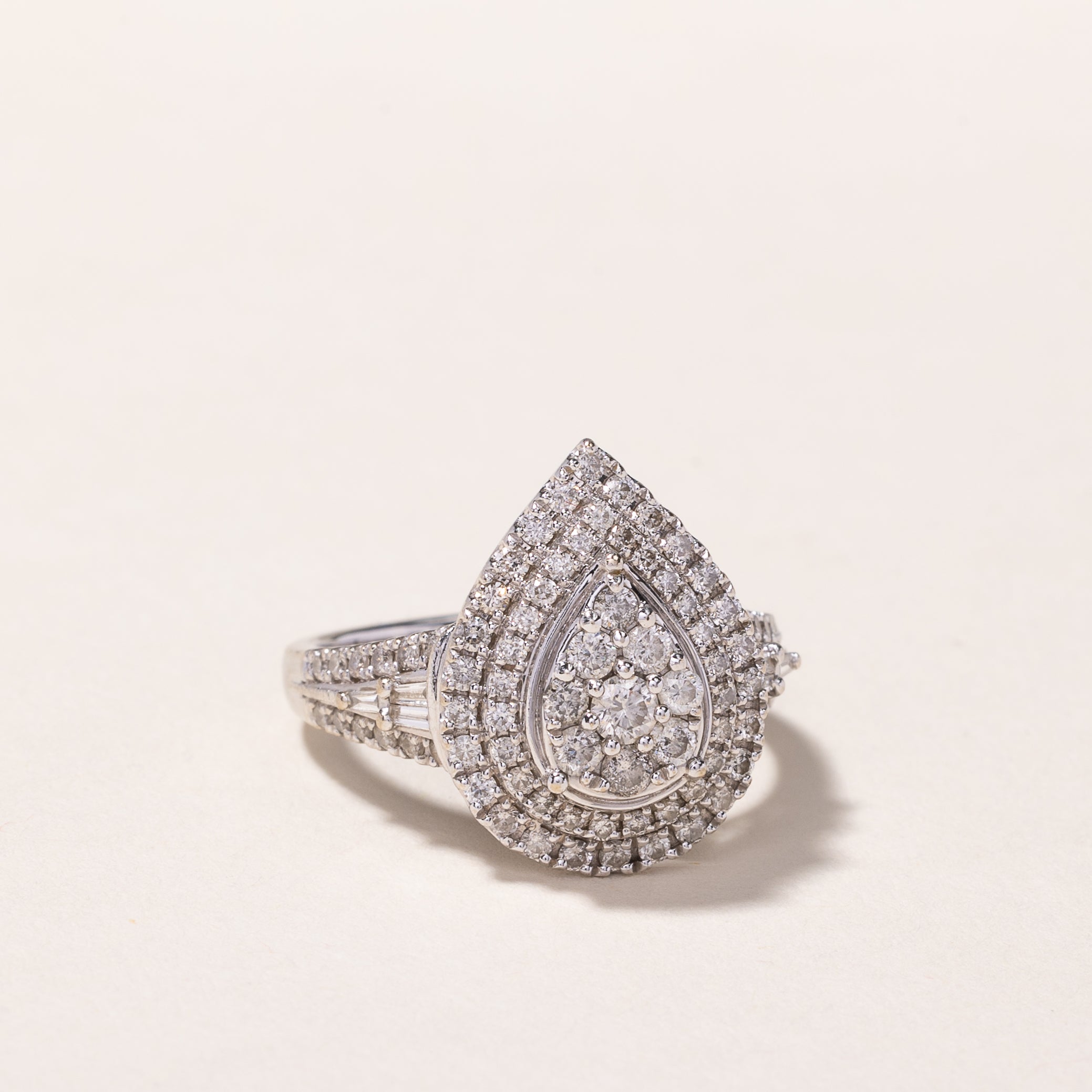 Bague en or blanc 10 carats avec diamant en forme de larme | 1,08 ct au total | Taille 6,75