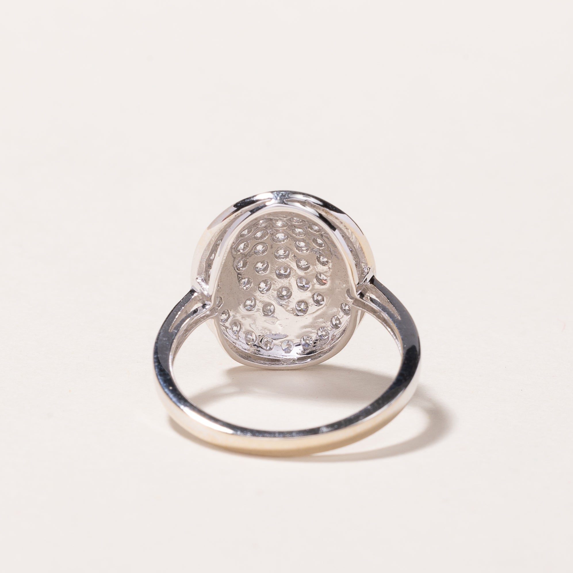 Bague en or blanc 14 carats sertie d'un diamant ovale en grappe | 0,67 ct | Taille 7