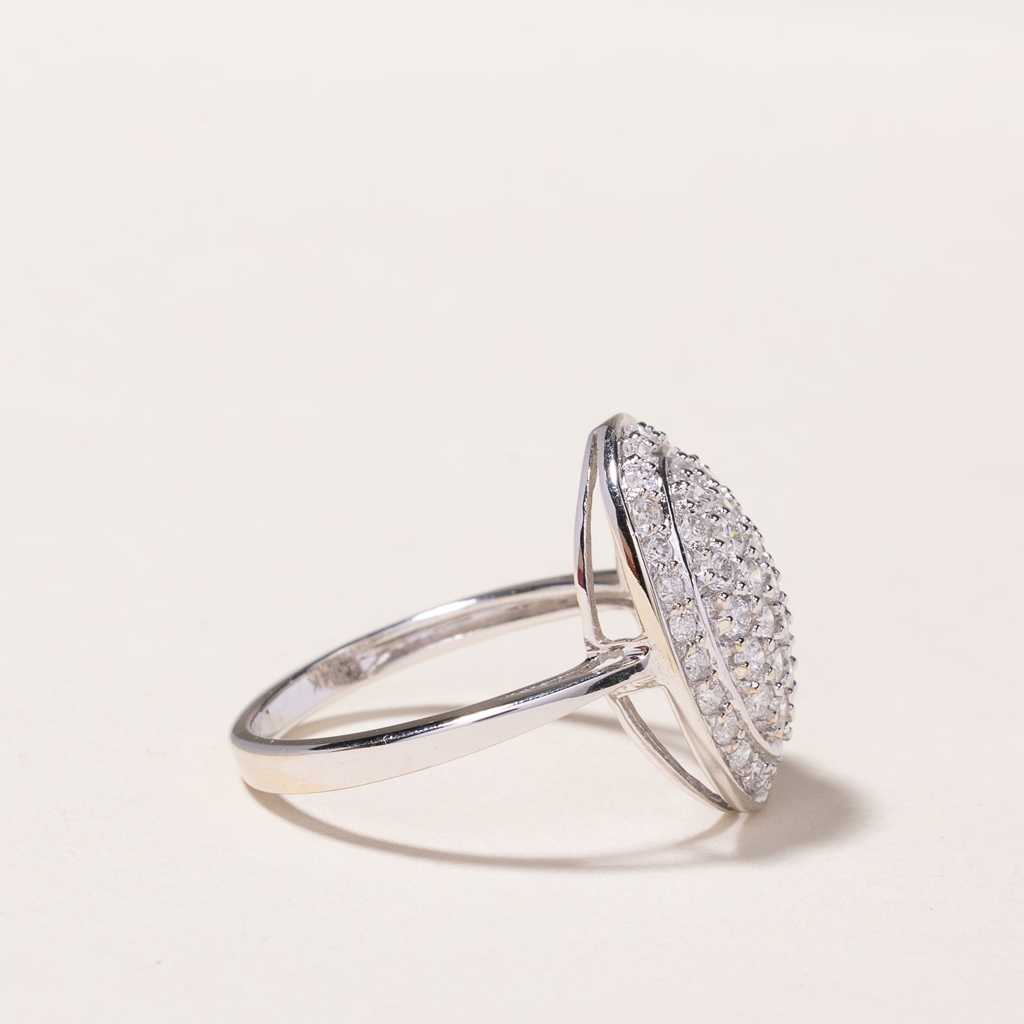 Bague en or blanc 14 carats sertie d'un diamant ovale en grappe | 0,67 ct | Taille 7