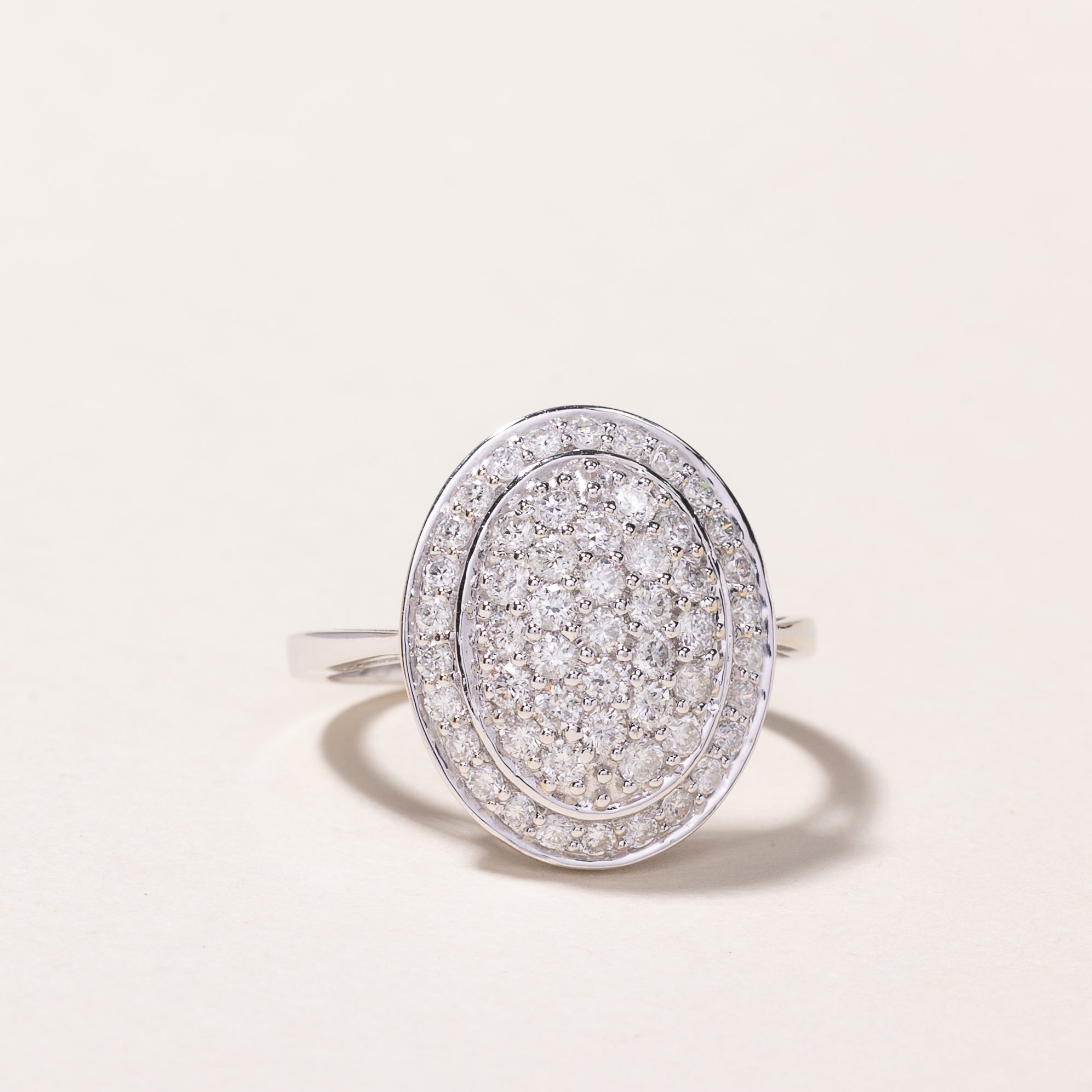 Bague en or blanc 14 carats sertie d'un diamant ovale en grappe | 0,67 ct | Taille 7