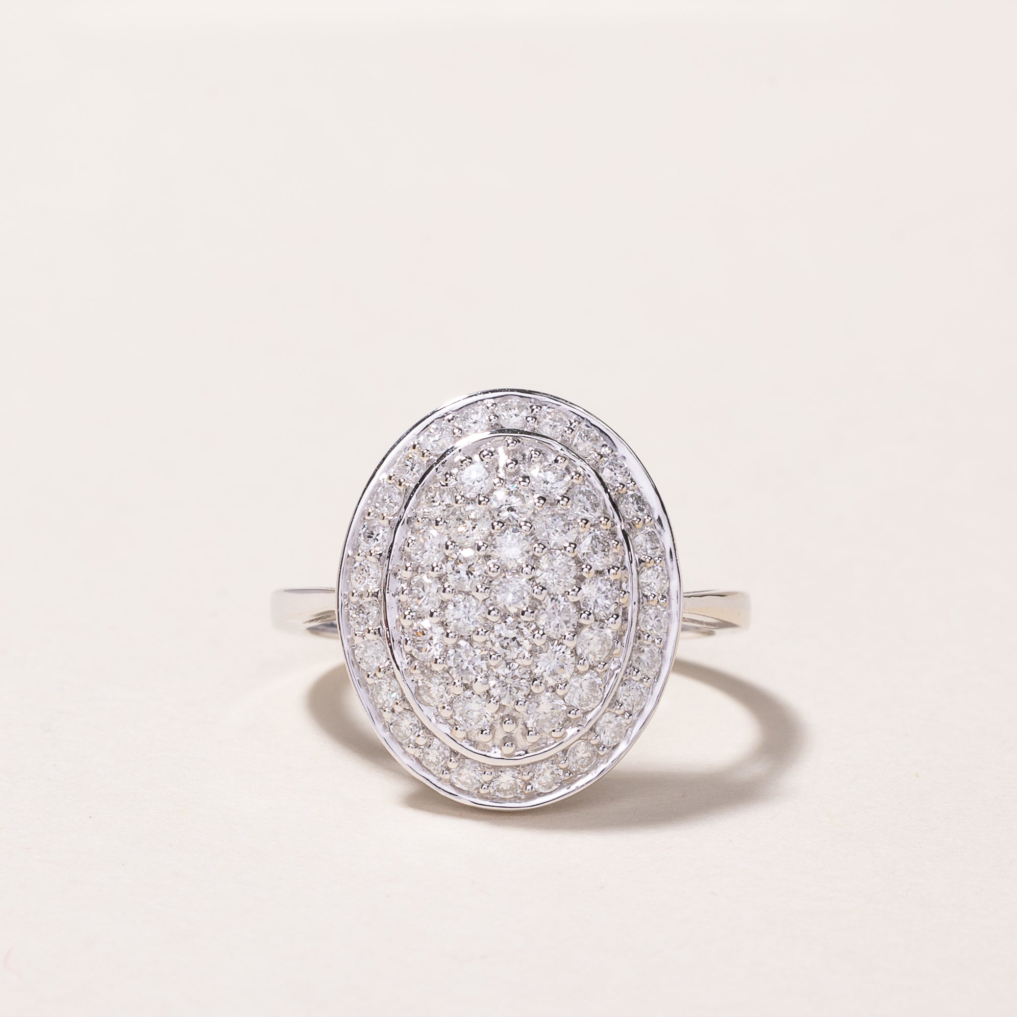 Bague en or blanc 14 carats sertie d'un diamant ovale en grappe | 0,67 ct | Taille 7