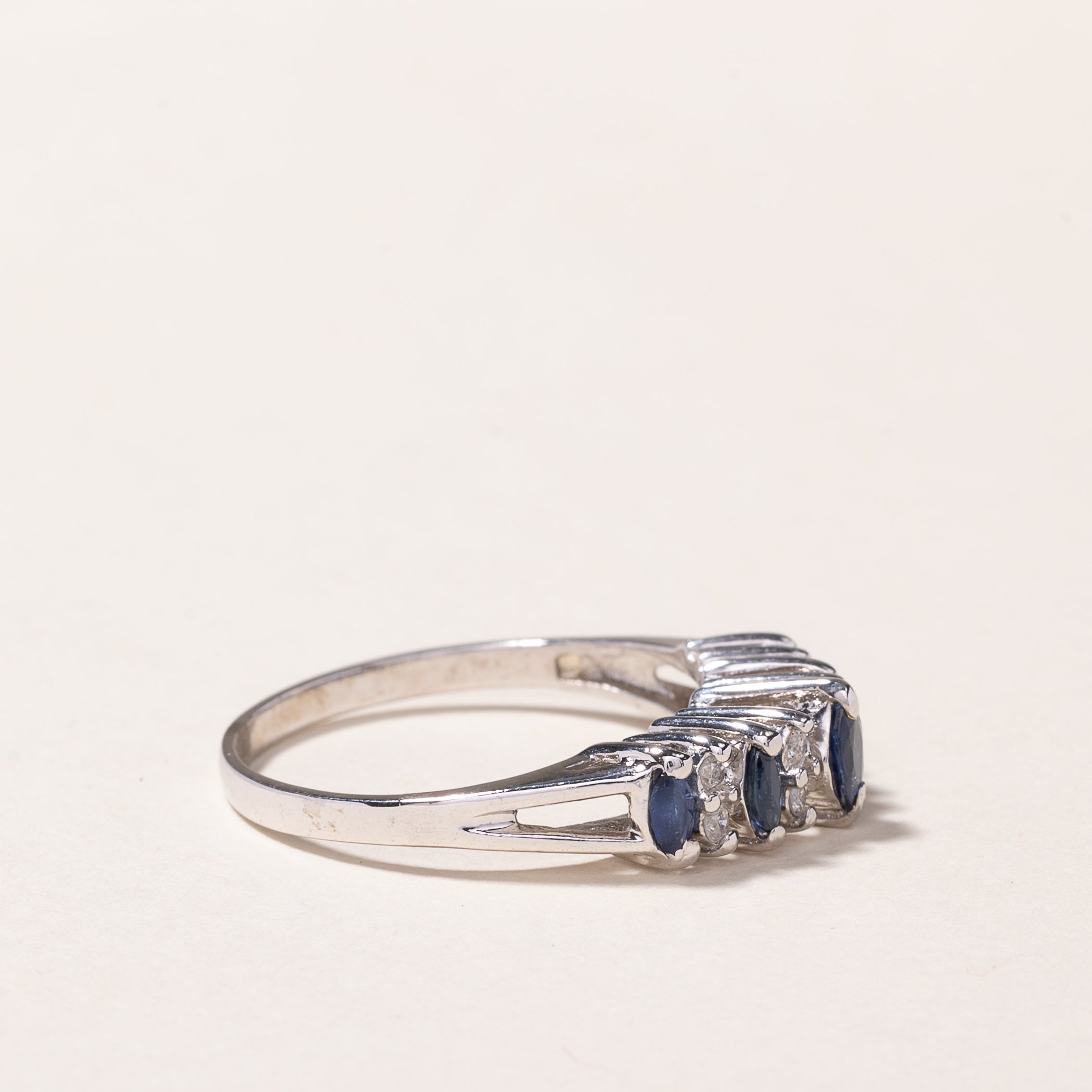 Bague en platine, saphir et diamants | 0,57 ct (poids total), 0,15 ct (poids total) | Taille 9
