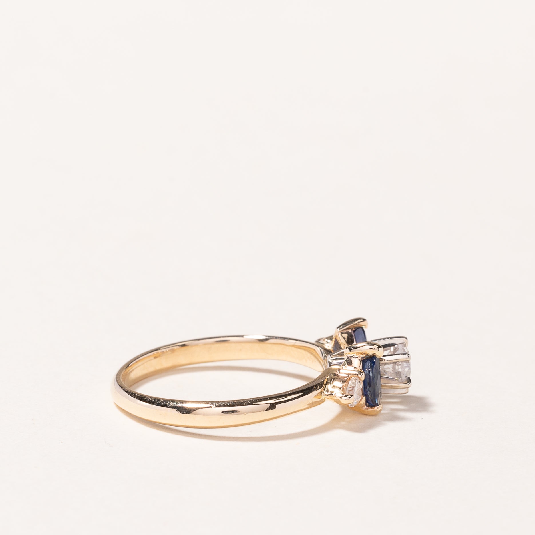 Bague en or jaune 14 carats, saphir et diamants | 0,33 ct au total, 0,30 ct | Taille 5