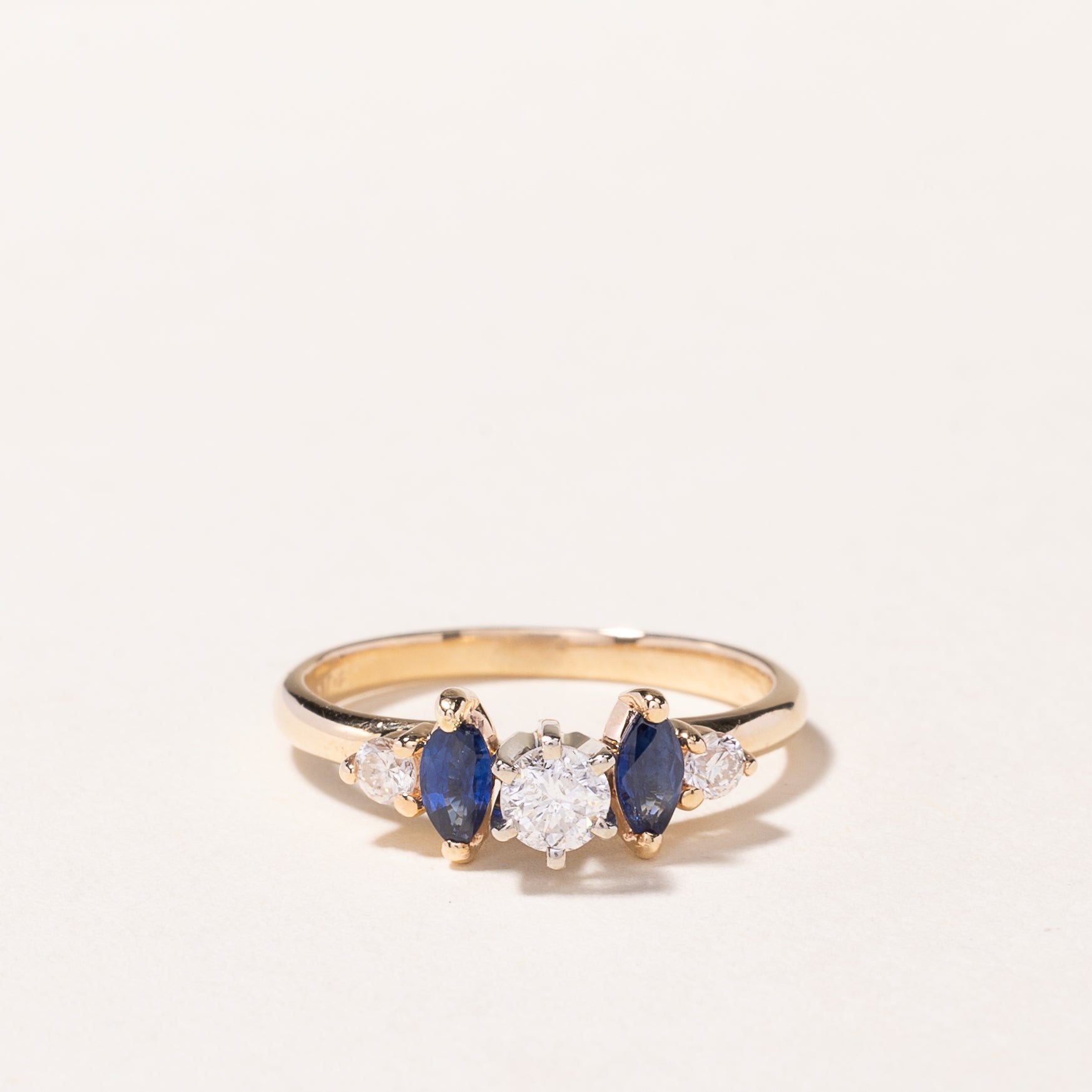 Bague en or jaune 14 carats, saphir et diamants | 0,33 ct au total, 0,30 ct | Taille 5