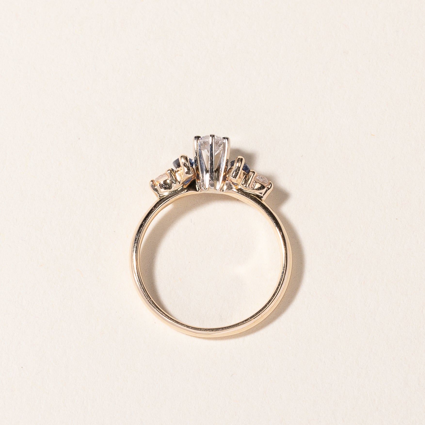 Bague en or jaune 14 carats, saphir et diamants | 0,33 ct au total, 0,30 ct | Taille 5