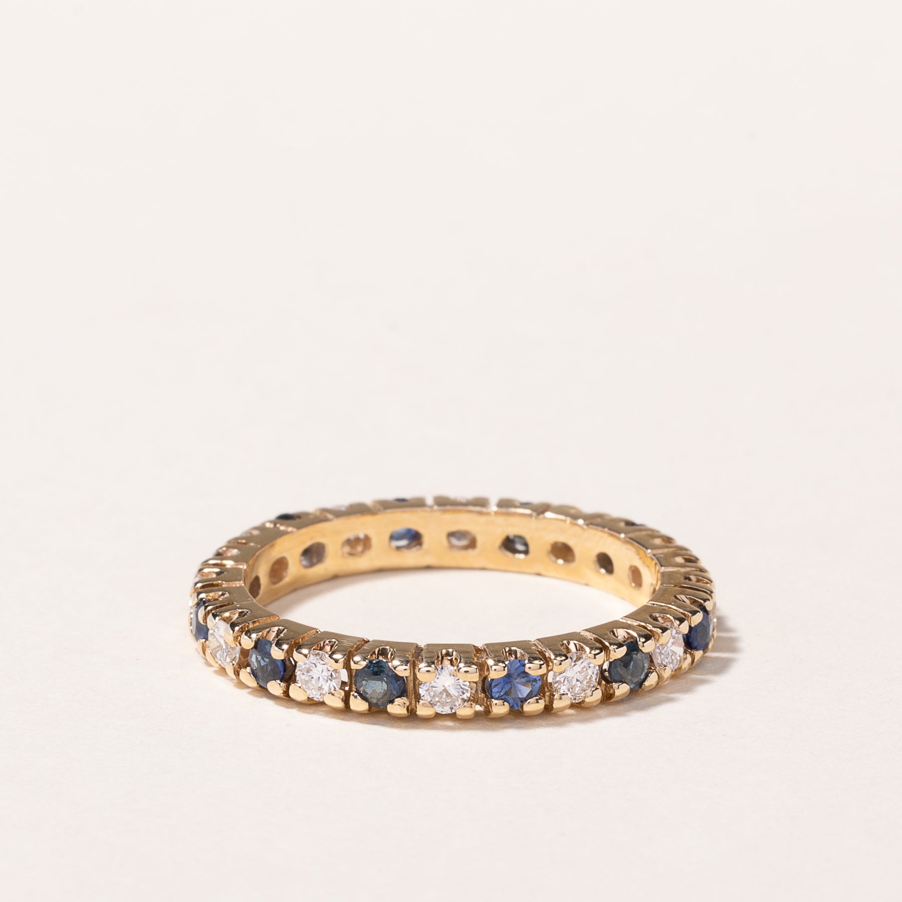 Alliance en or jaune 14 carats sertie de saphirs et de diamants | 0,31 ct au total, 0,27 ct au total | Taille 7,25