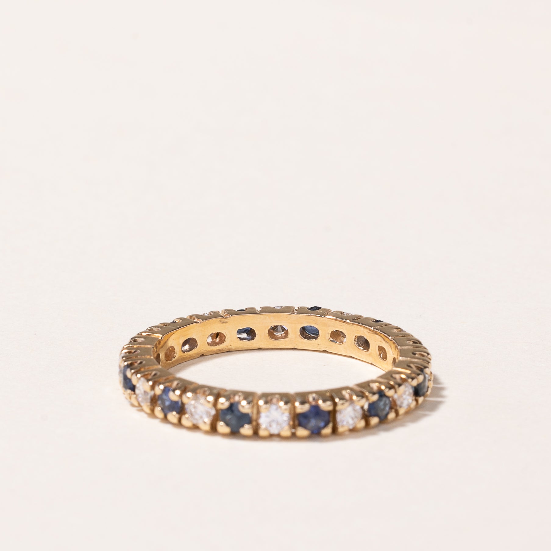 Alliance en or jaune 14 carats sertie de saphirs et de diamants | 0,31 ct au total, 0,27 ct au total | Taille 7,25