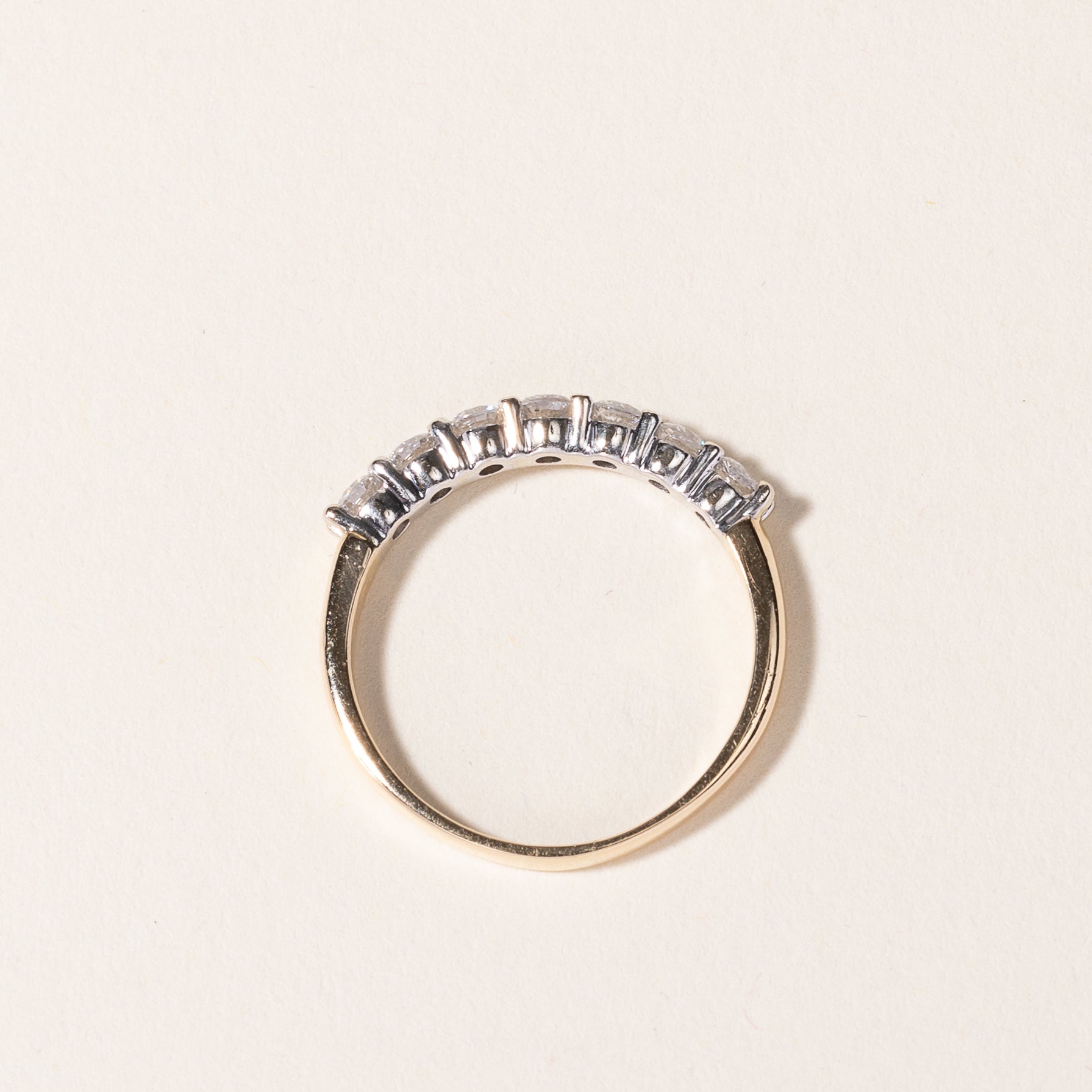 Bague en or jaune 14 carats sertie de sept diamants | 0,70 ct au total | Taille 8