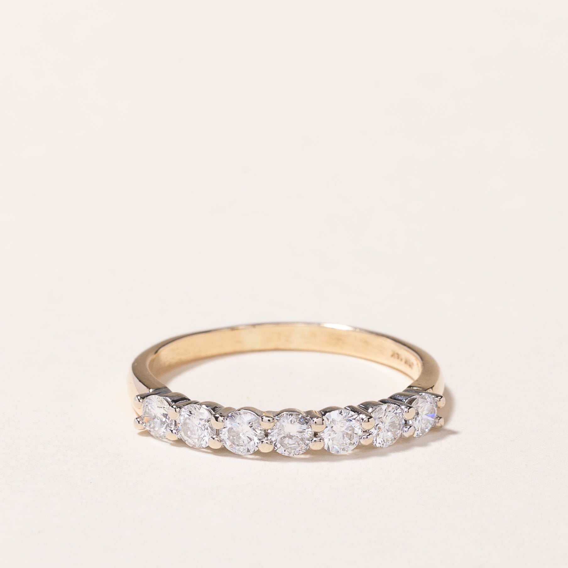 Bague en or jaune 14 carats sertie de sept diamants | 0,70 ct au total | Taille 8