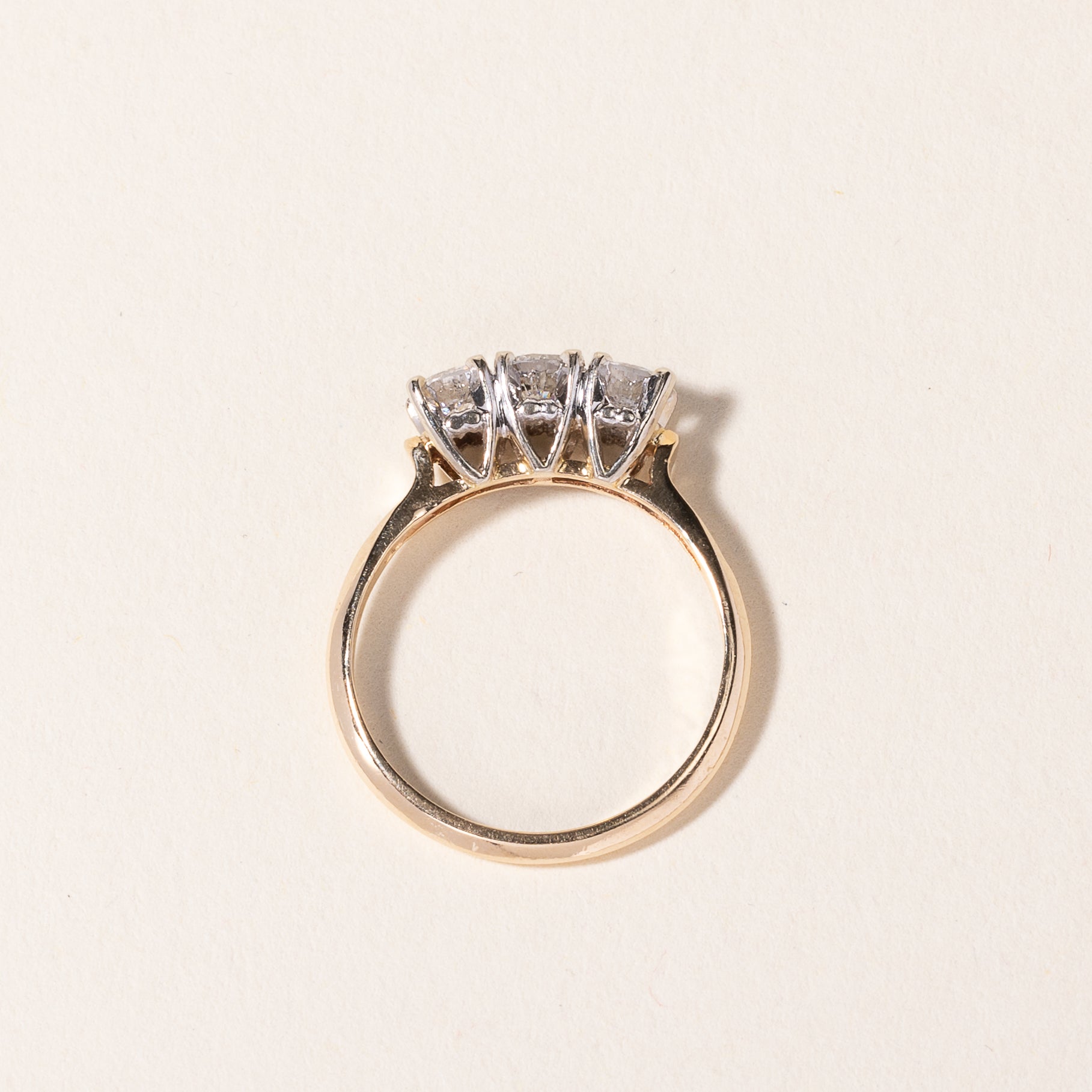 Bague trois diamants en or jaune 14 carats | 0,76 ct au total | Taille 6,25