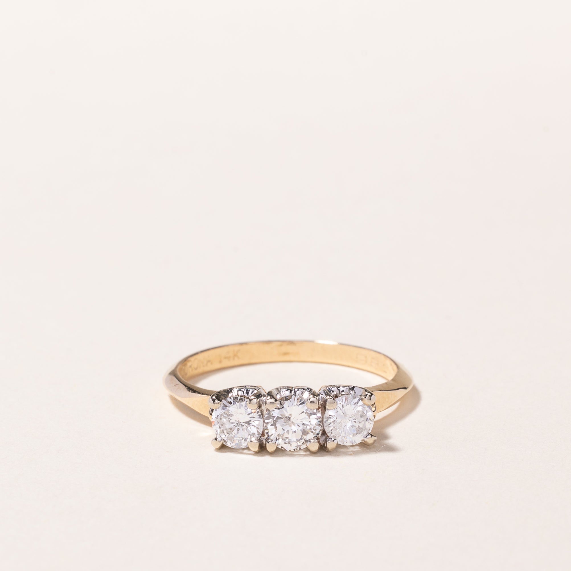 Bague trois diamants en or jaune 14 carats | 0,76 ct au total | Taille 6,25