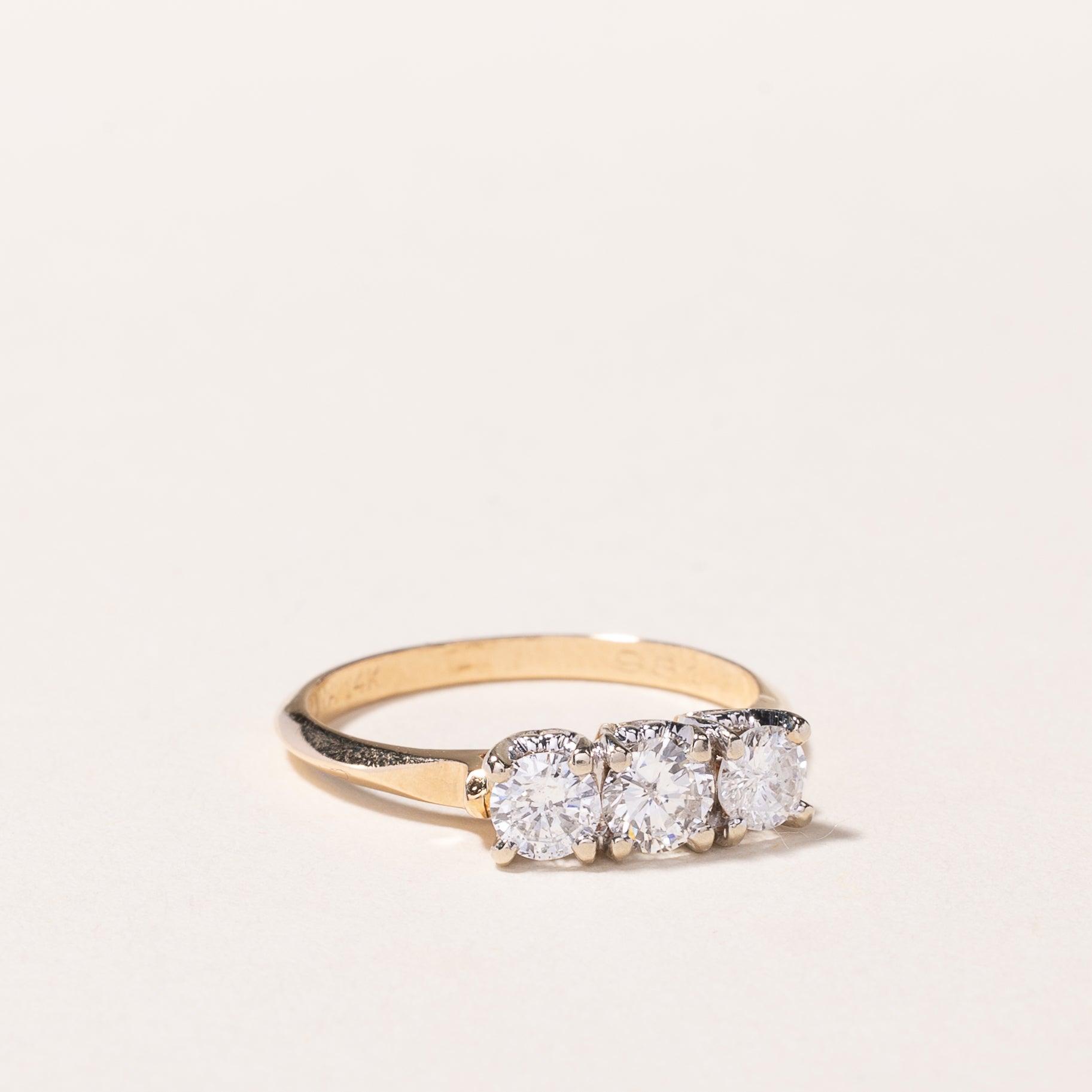Bague trois diamants en or jaune 14 carats | 0,76 ct au total | Taille 6,25