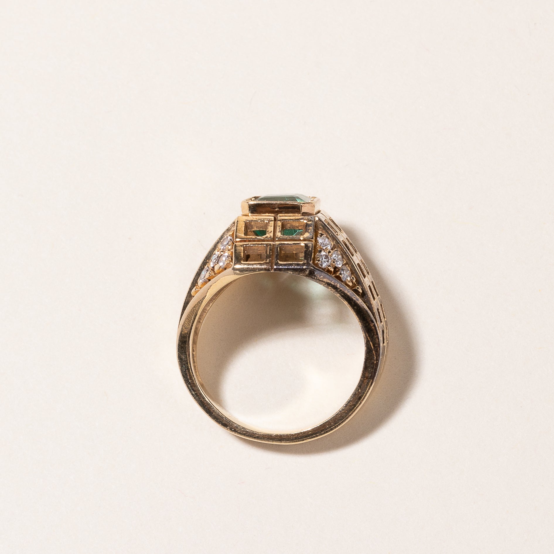 Bague en or jaune 14 carats avec émeraude et diamants | 1,14 ct, 0,30 ct au total | Taille 5