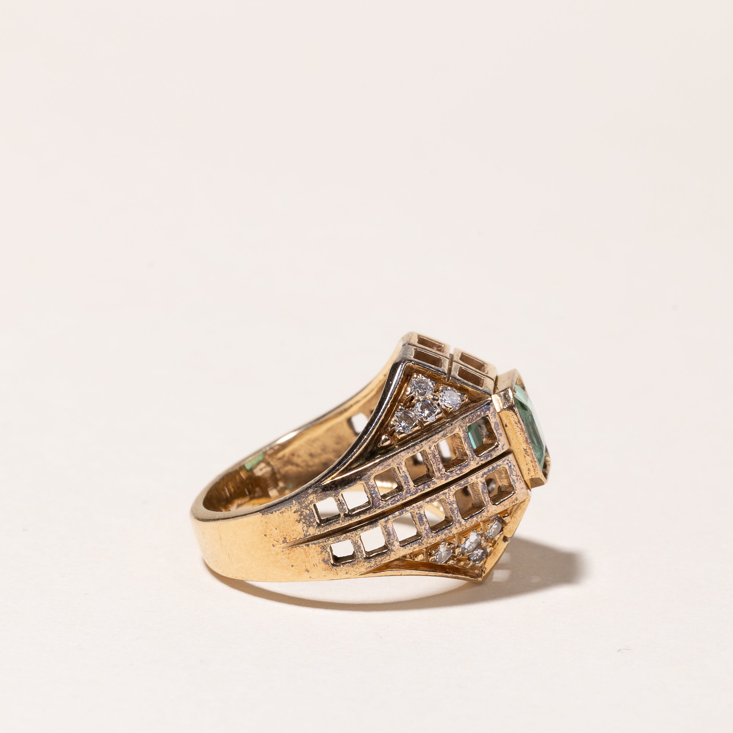 Bague en or jaune 14 carats avec émeraude et diamants | 1,14 ct, 0,30 ct au total | Taille 5