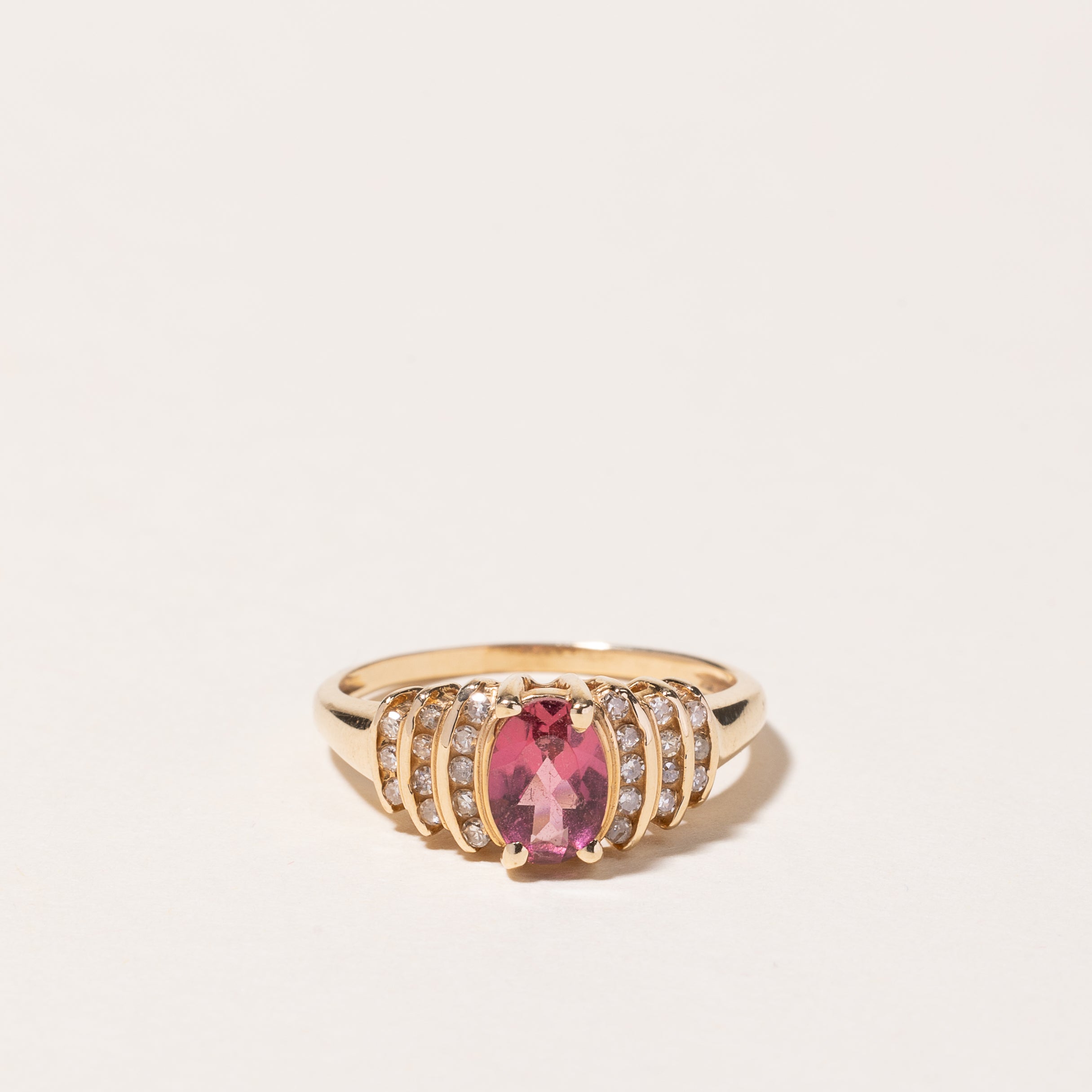 Bague en or jaune 14 carats, tourmaline rose et diamants | 0,60 ct, 0,19 ct au total | Taille 6,75