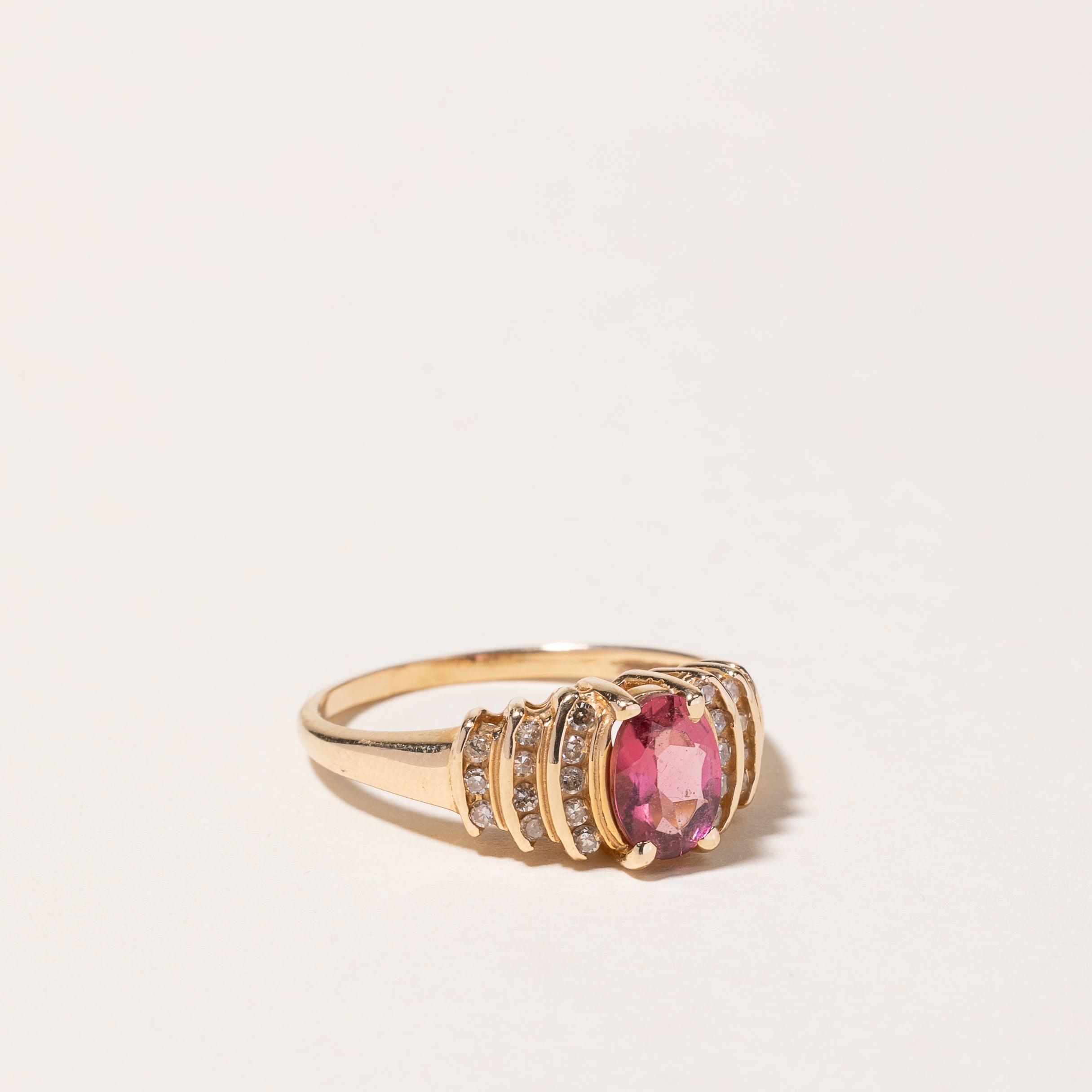 Bague en or jaune 14 carats, tourmaline rose et diamants | 0,60 ct, 0,19 ct au total | Taille 6,75