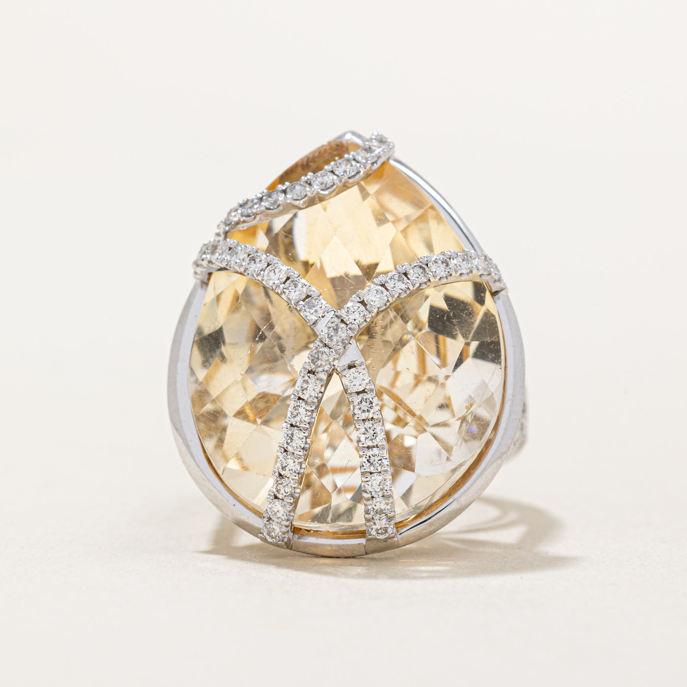 Bague cocktail en citrine et diamants | 27,61 ct, 1,24 ct au total | Taille 4,75 |