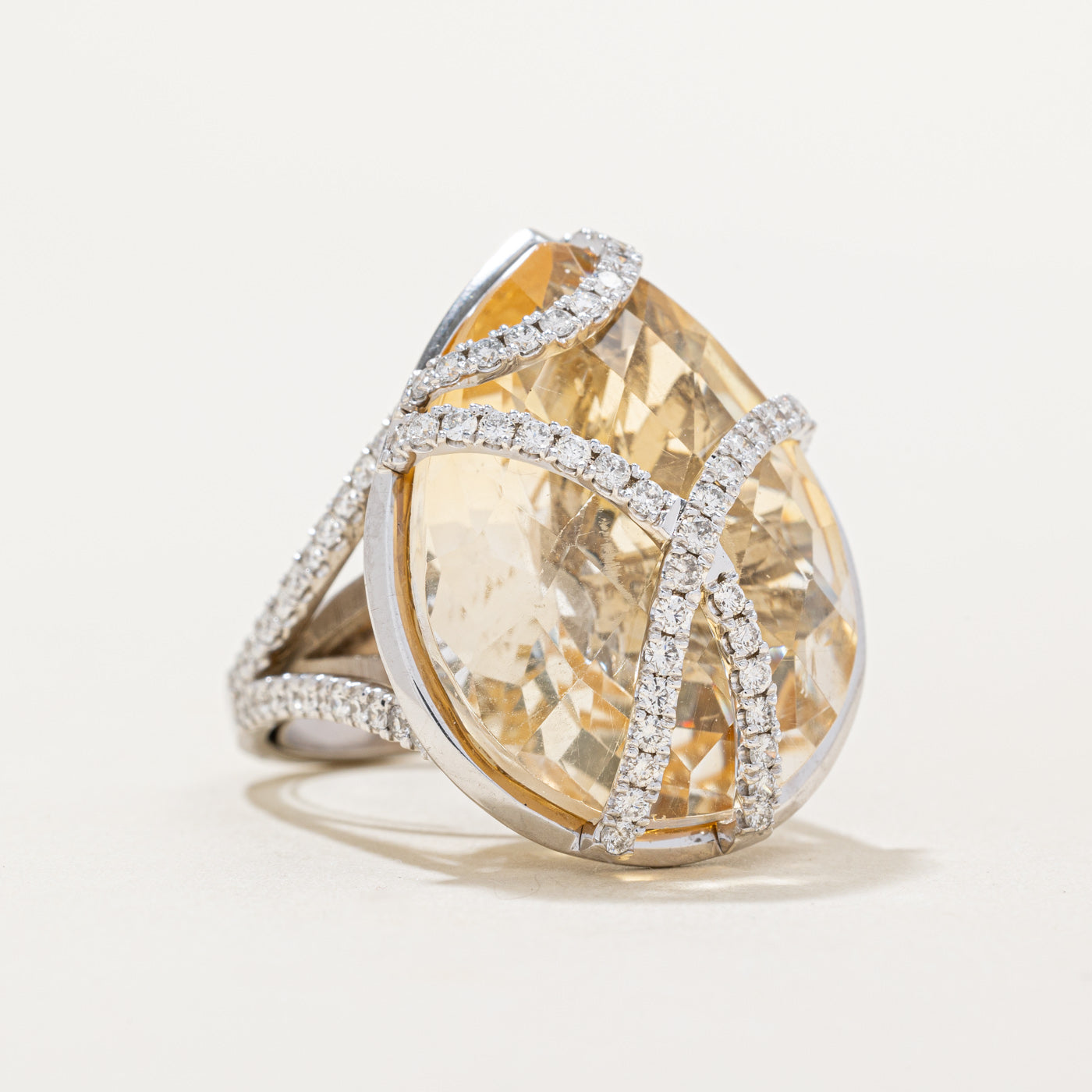 Bague cocktail en citrine et diamants | 27,61 ct, 1,24 ct au total | Taille 4,75 |