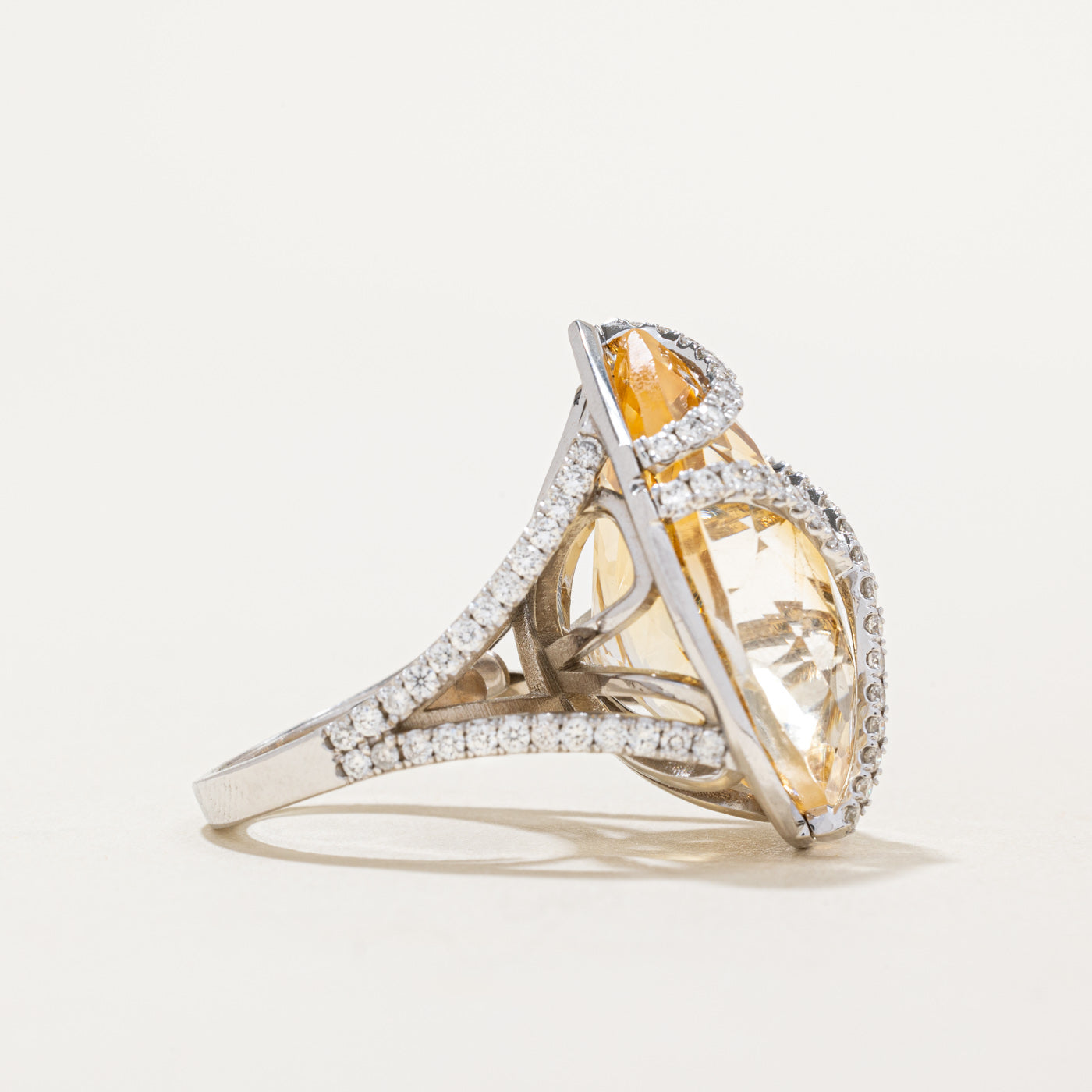 Bague cocktail en citrine et diamants | 27,61 ct, 1,24 ct au total | Taille 4,75 |