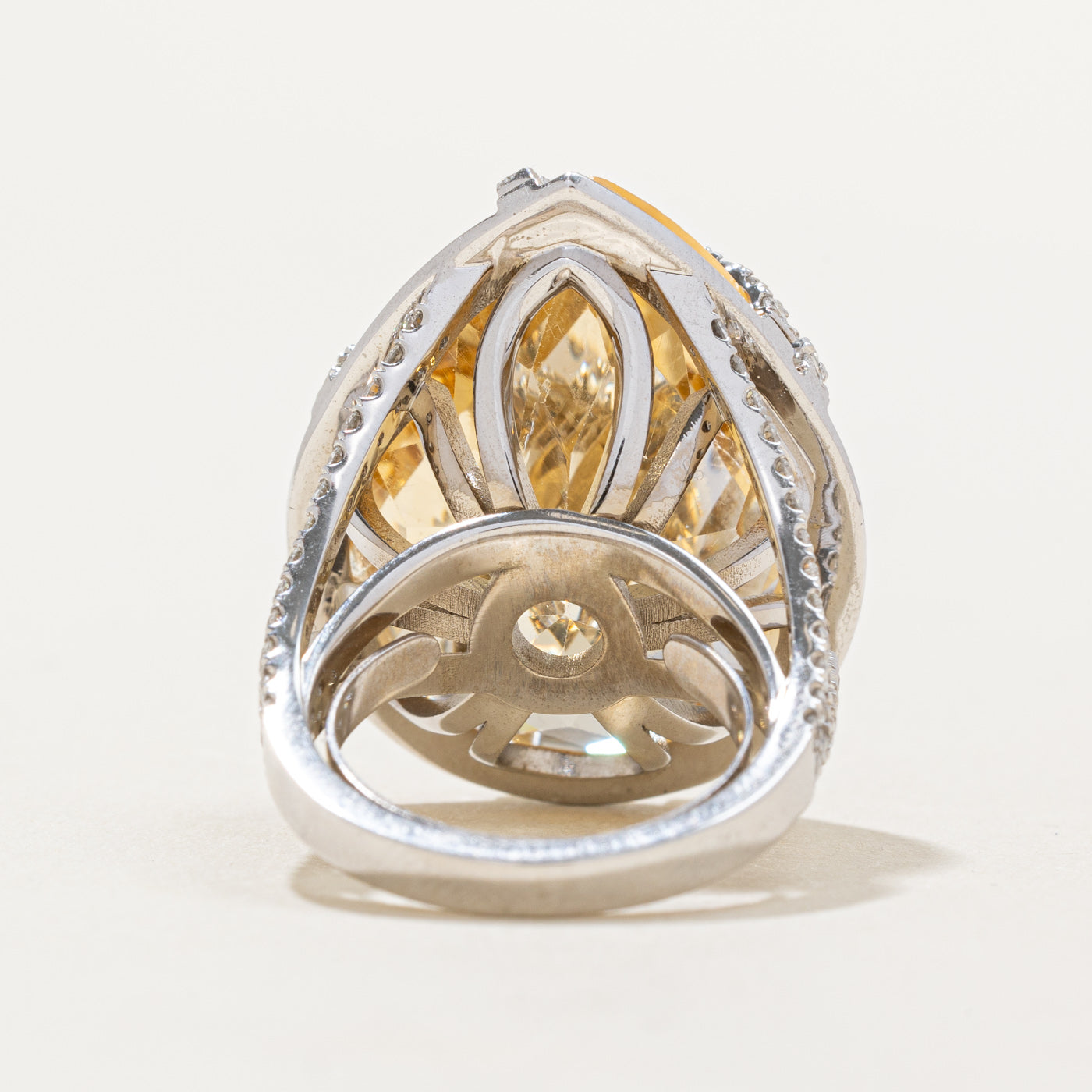 Bague cocktail en citrine et diamants | 27,61 ct, 1,24 ct au total | Taille 4,75 |
