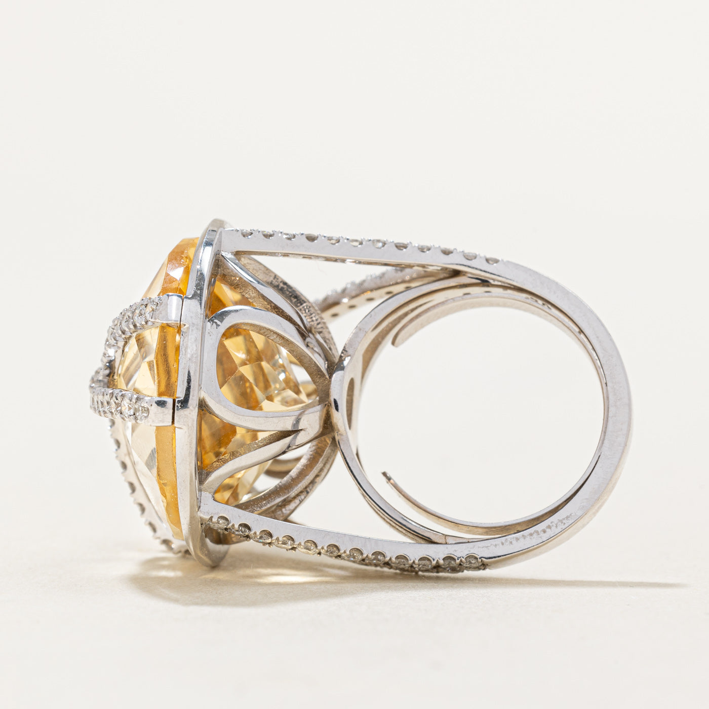 Bague cocktail en citrine et diamants | 27,61 ct, 1,24 ct au total | Taille 4,75 |