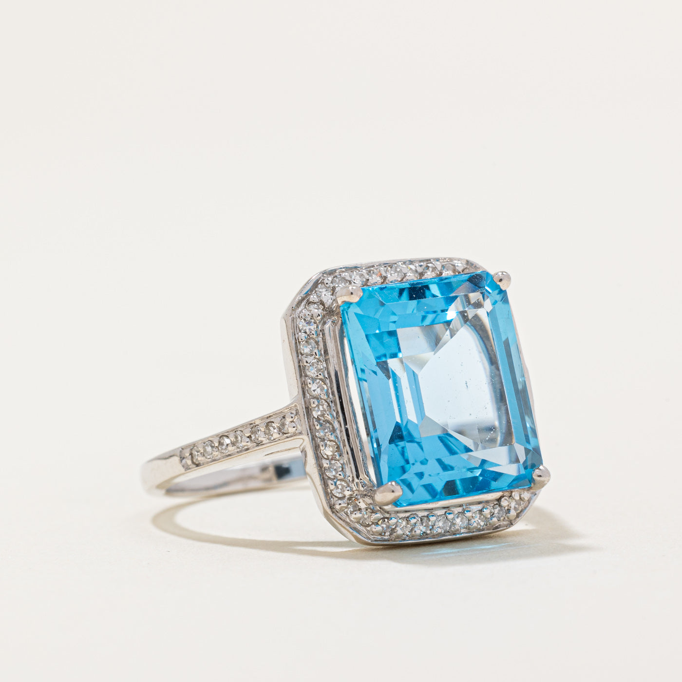 Bague cocktail en topaze bleue et diamants | 8,03 ct, 0,23 ct au total | Taille 7 |
