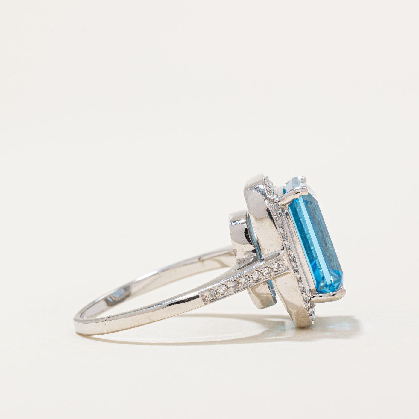 Bague cocktail en topaze bleue et diamants | 8,03 ct, 0,23 ct au total | Taille 7 |