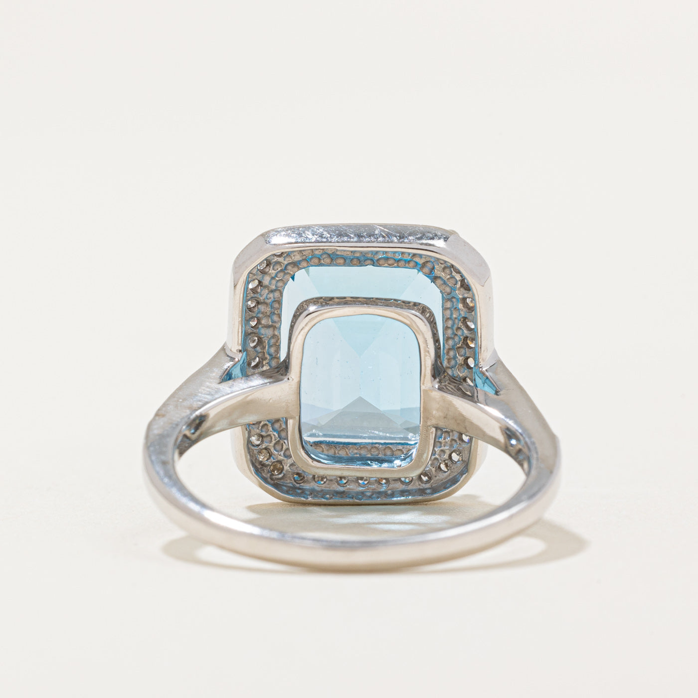 Bague cocktail en topaze bleue et diamants | 8,03 ct, 0,23 ct au total | Taille 7 |