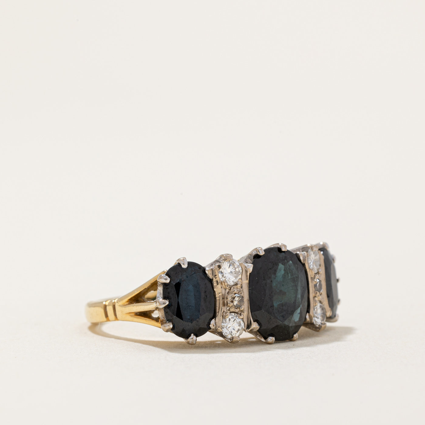 Bague cocktail Londres 1977 en saphir et diamants | 3,80 ct, 0,25 ct | Taille 6,5 |