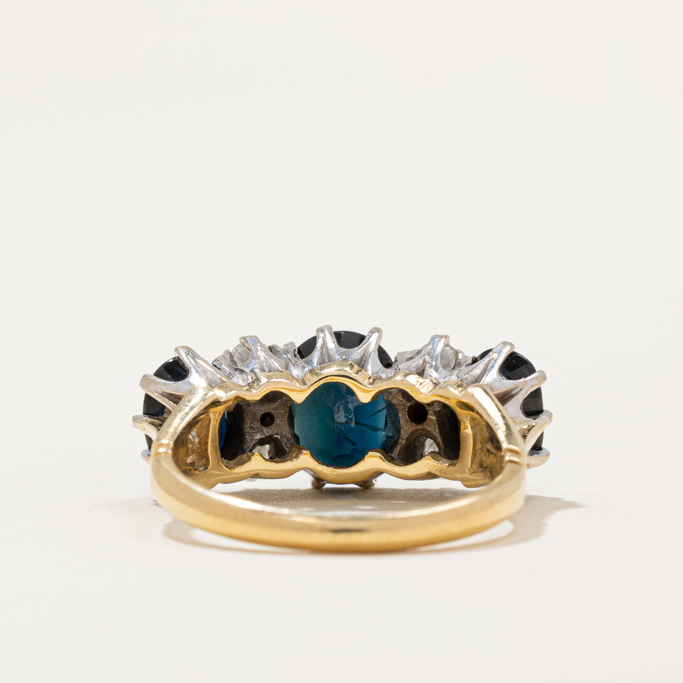 Bague cocktail Londres 1977 en saphir et diamants | 3,80 ct, 0,25 ct | Taille 6,5 |