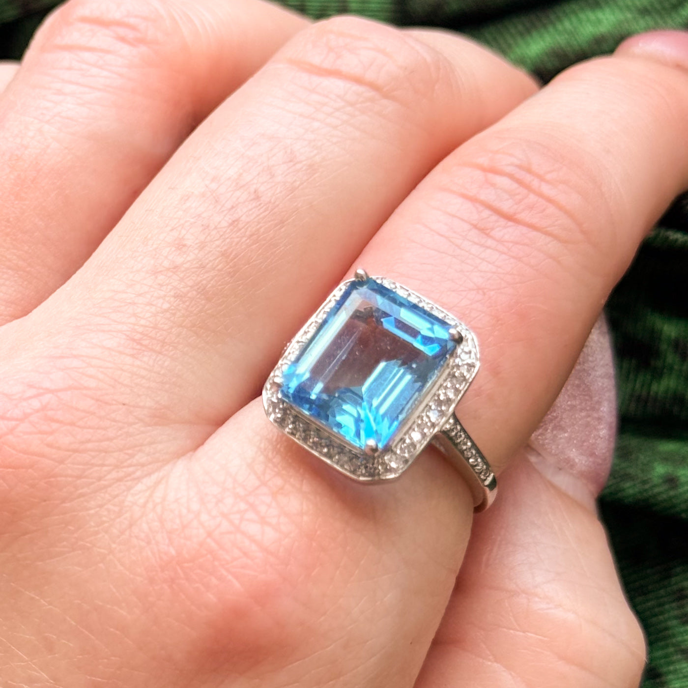 Bague cocktail en topaze bleue et diamants | 8,03 ct, 0,23 ct au total | Taille 7 |