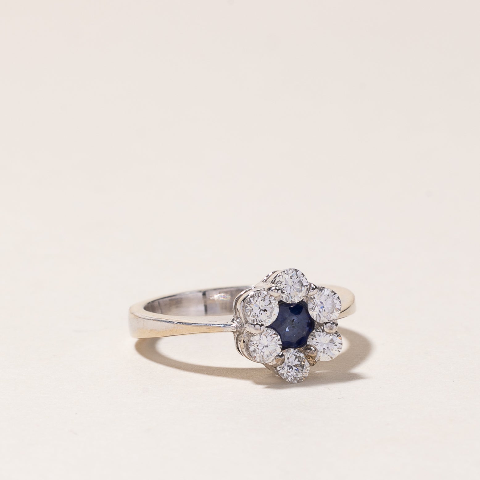 Bague en or blanc 18 carats, saphir bleu et diamants | 0,23 ct, 0,39 ct au total | Taille 3,25