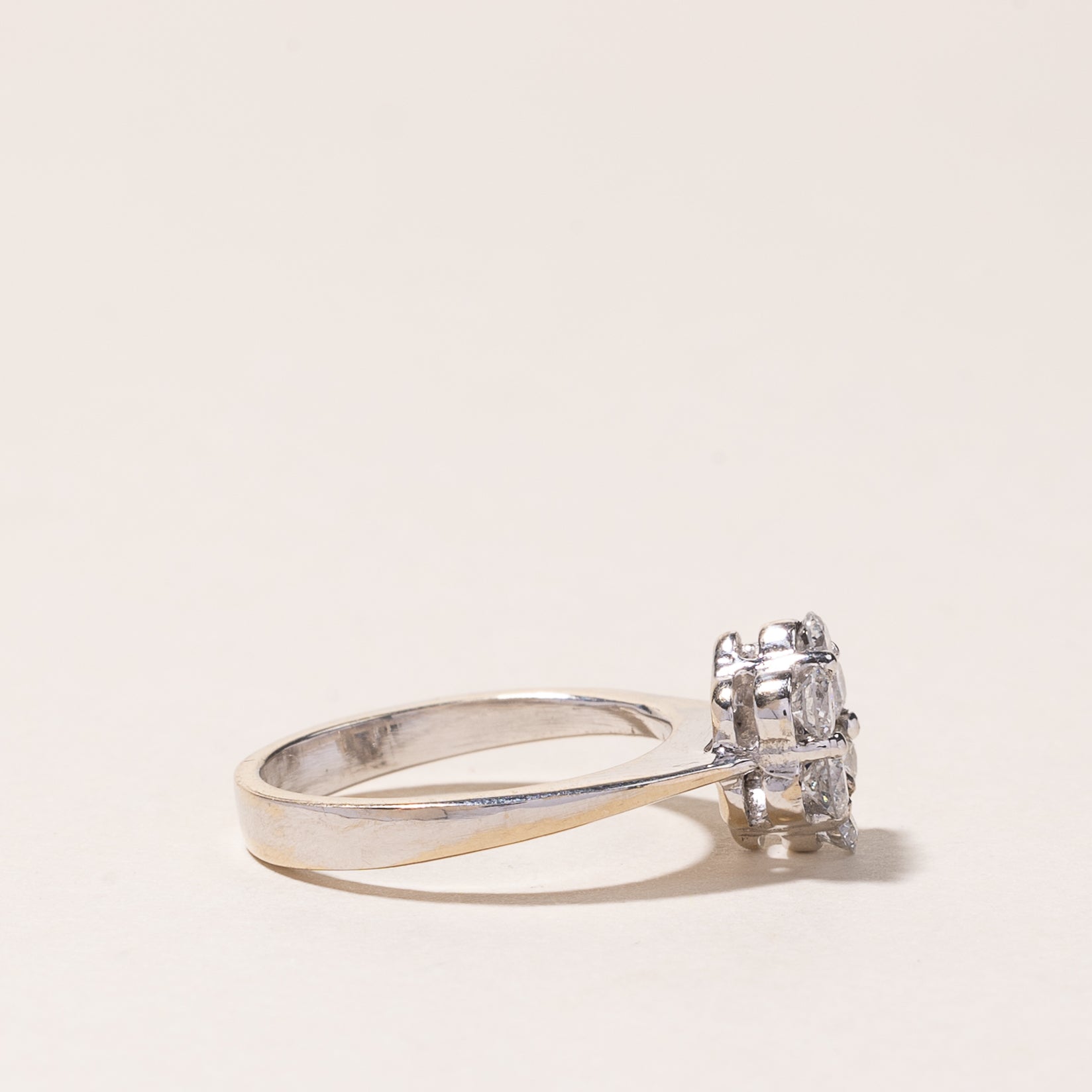 Bague en or blanc 18 carats, saphir bleu et diamants | 0,23 ct, 0,39 ct au total | Taille 3,25