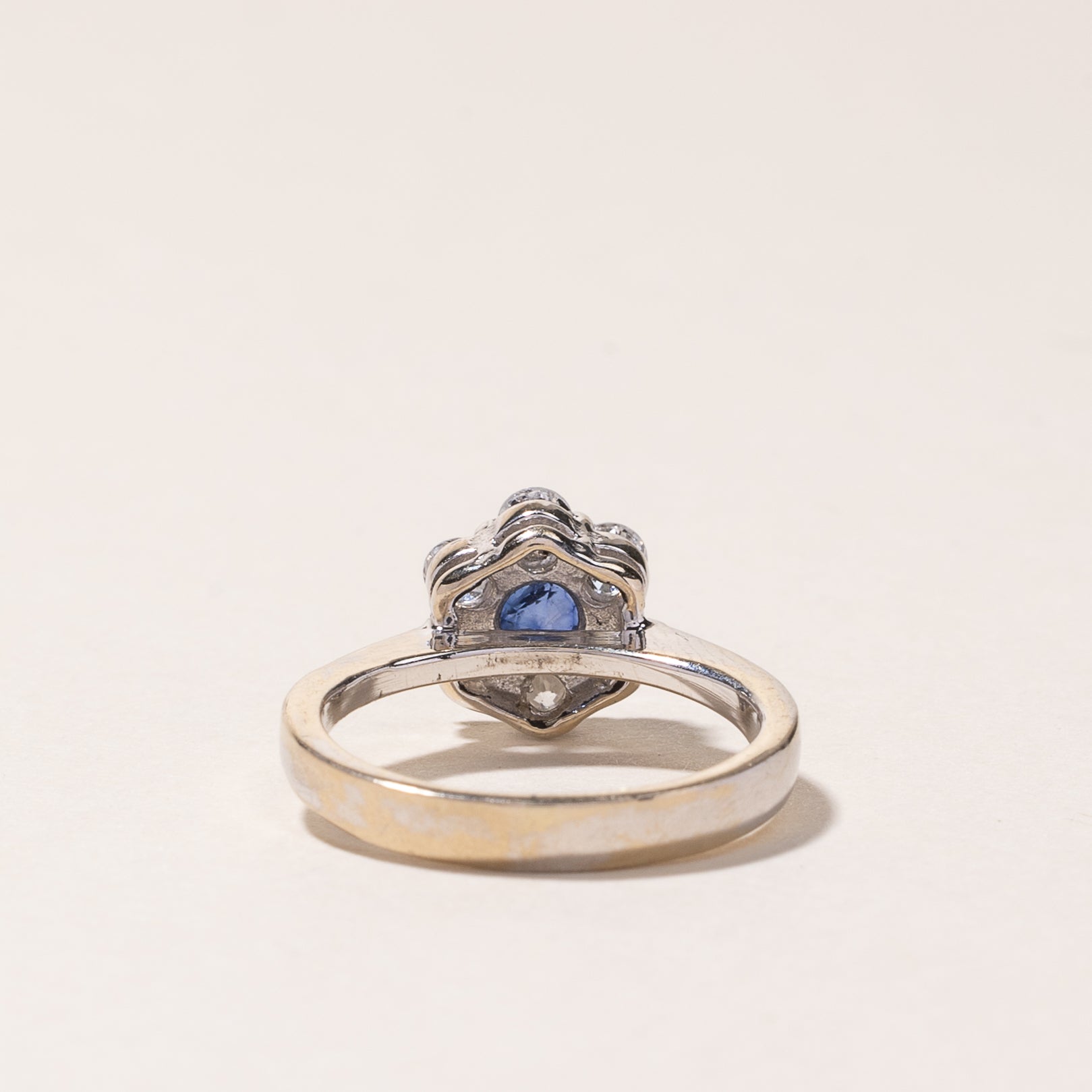 Bague en or blanc 18 carats, saphir bleu et diamants | 0,23 ct, 0,39 ct au total | Taille 3,25