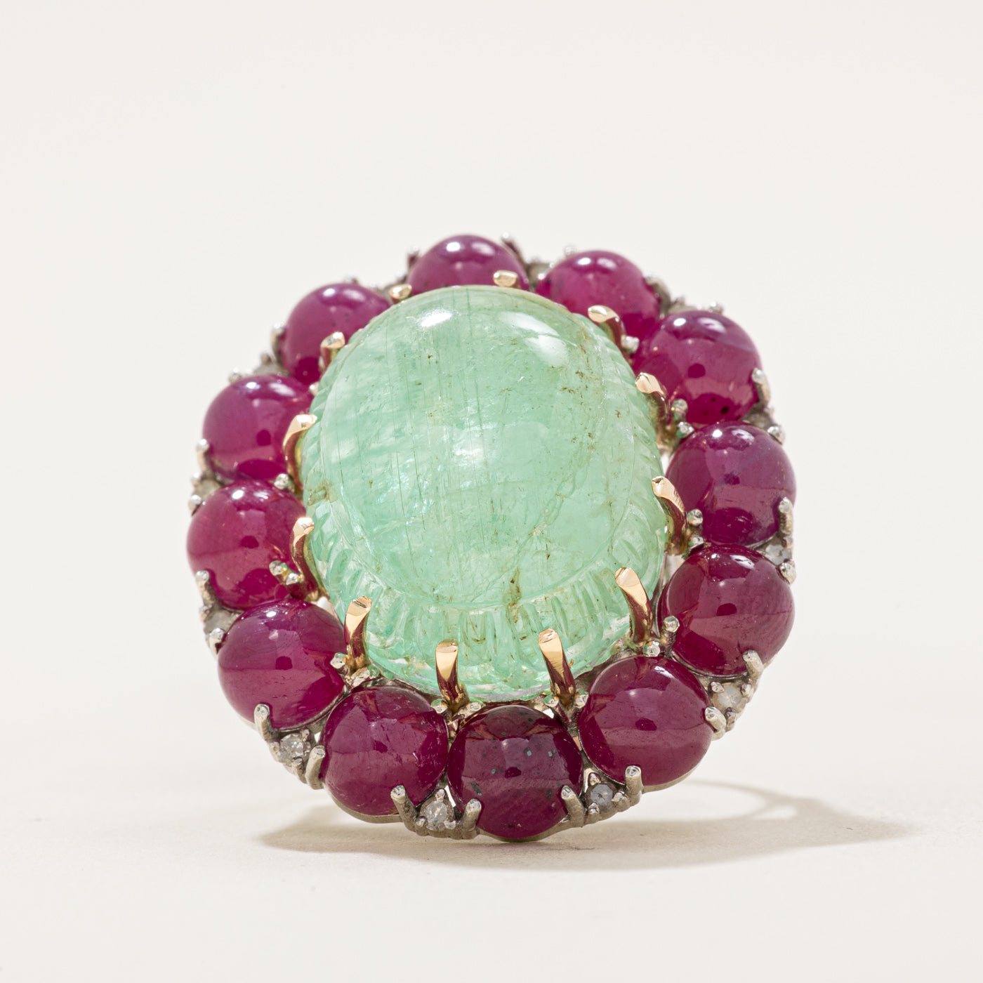 ***Le rapport d'évaluation GIA est en cours de mise à jour. Bague cocktail vintage Kourosh avec halo d'émeraudes, de rubis et de diamants (certifiée GIA) | 26,20 ct, 18,00 ct au total, 0,30 ct au total | Taille 8,5