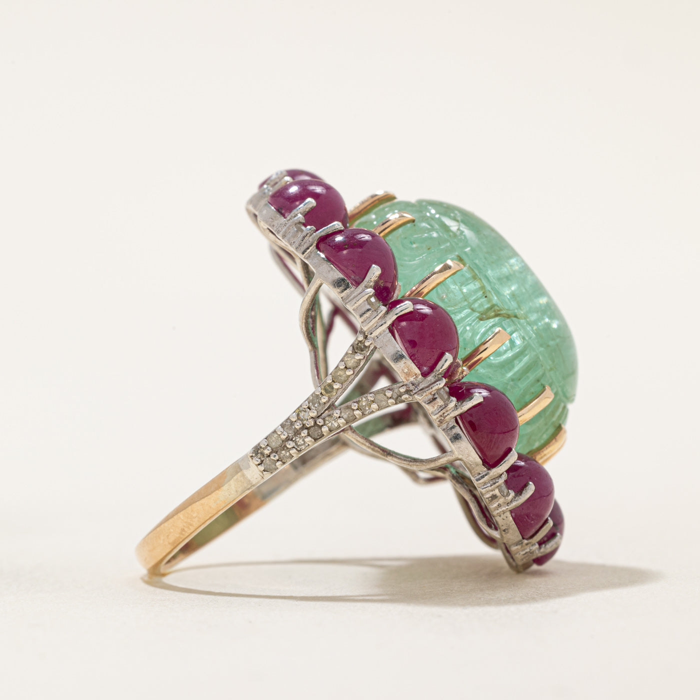 ***Le rapport d'évaluation GIA est en cours de mise à jour. Bague cocktail vintage Kourosh avec halo d'émeraudes, de rubis et de diamants (certifiée GIA) | 26,20 ct, 18,00 ct au total, 0,30 ct au total | Taille 8,5