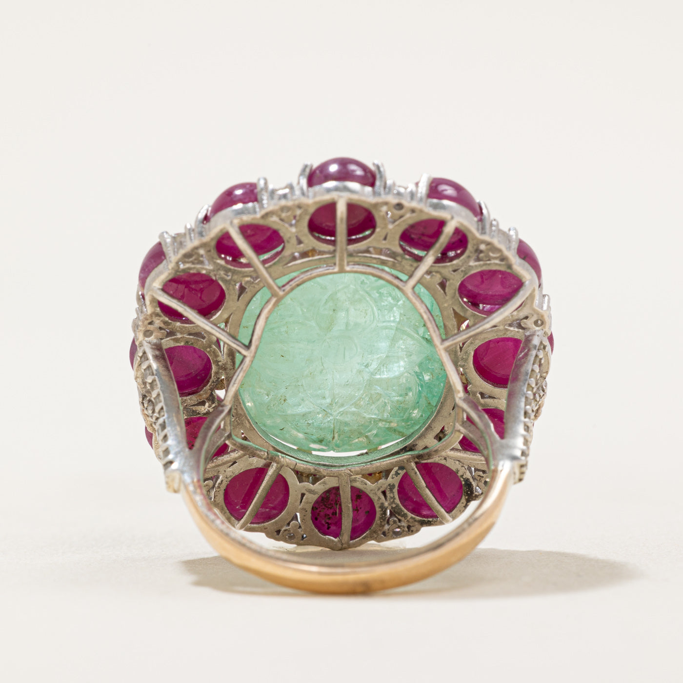 ***Le rapport d'évaluation GIA est en cours de mise à jour. Bague cocktail vintage Kourosh avec halo d'émeraudes, de rubis et de diamants (certifiée GIA) | 26,20 ct, 18,00 ct au total, 0,30 ct au total | Taille 8,5