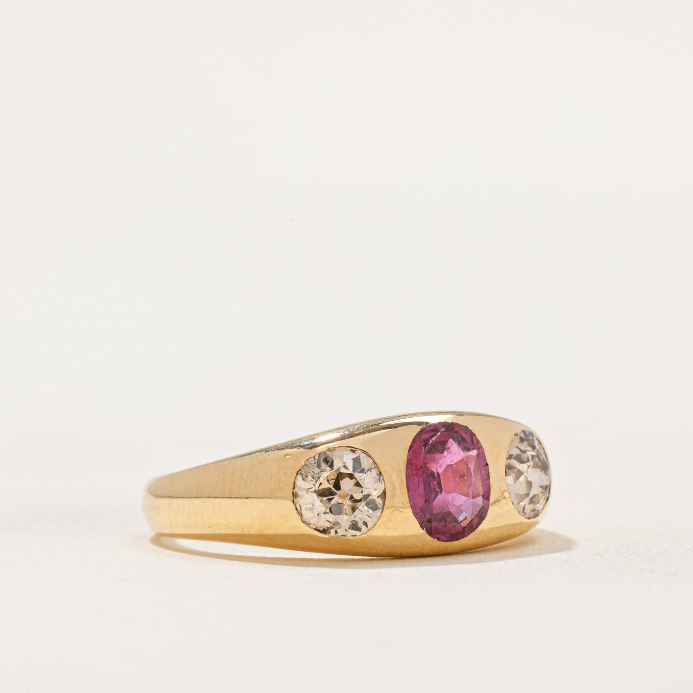 Bague ancienne sertie de diamants taille ancienne et de rubis | 0,90 ct au total, 0,85 ct | Taille 8,25 |