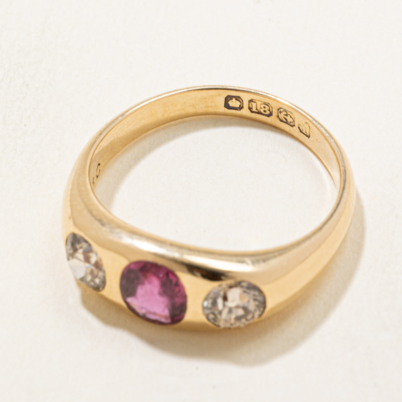 Bague ancienne sertie de diamants taille ancienne et de rubis | 0,90 ct au total, 0,85 ct | Taille 8,25 |