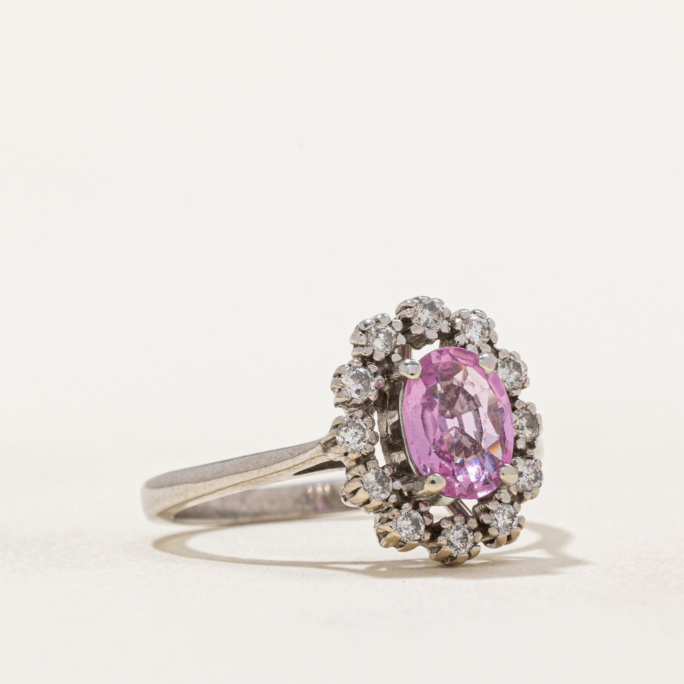 Bague vintage en saphir rose et diamants | 0,96 ct, 0,18 ct au total | Taille 5,75