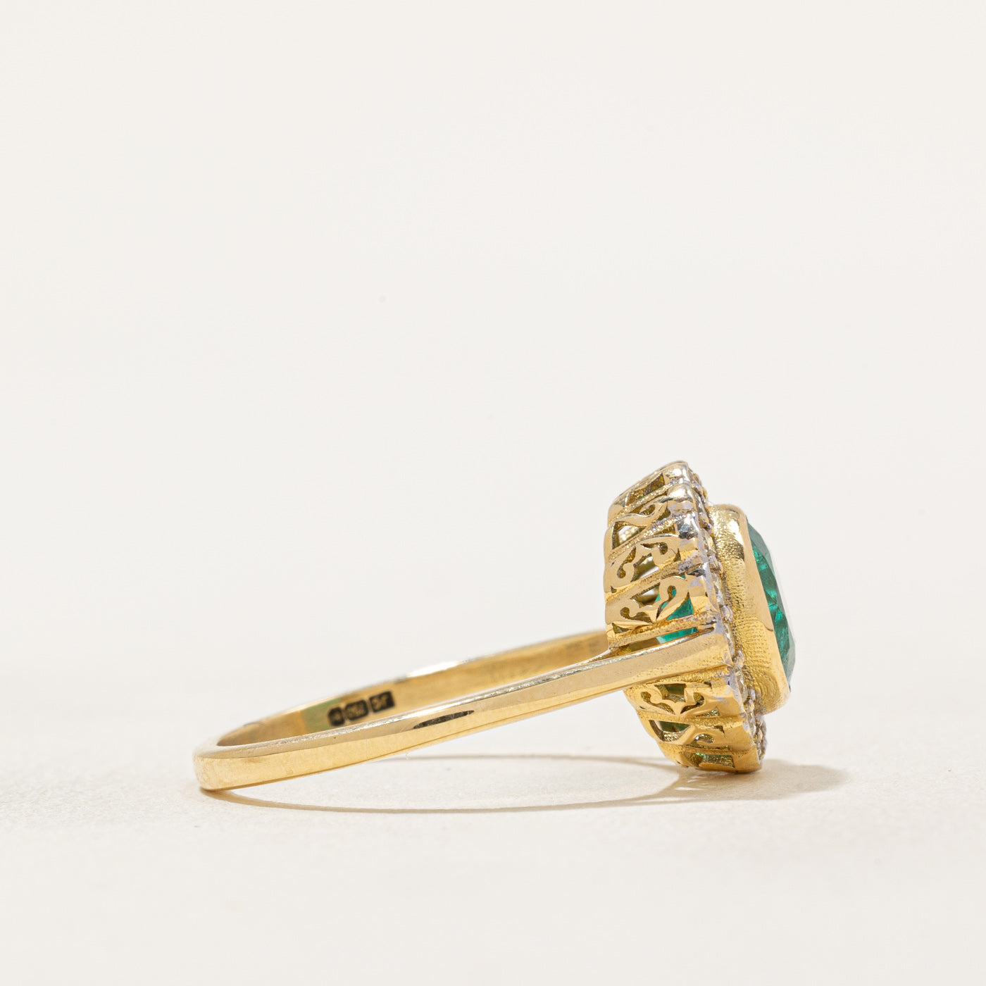 Bague vintage en émeraude naturelle de Zambie et diamants, de fabrication britannique | 1,40 ct, 0,34 ct au total | Taille 6,75 |