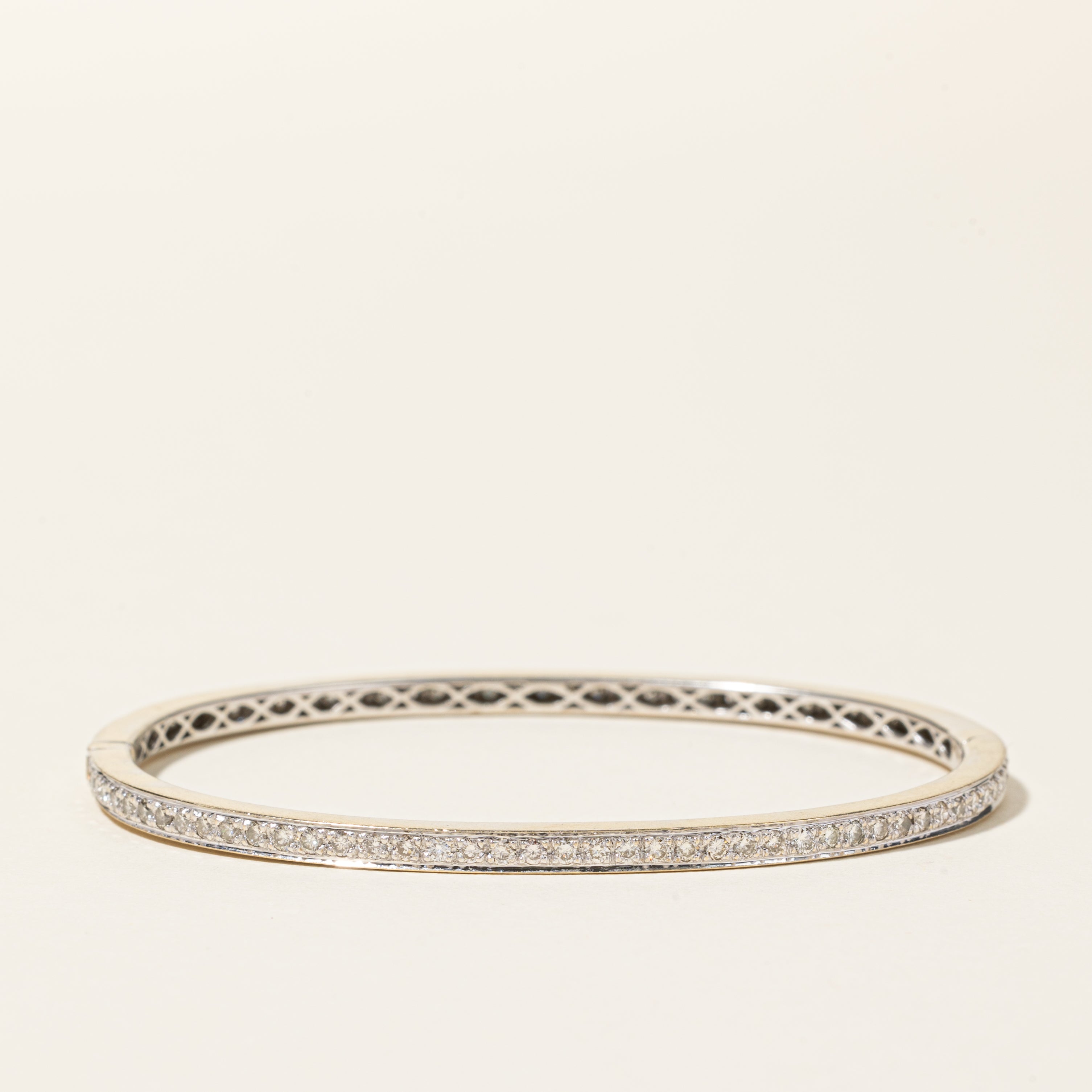 Bracelet jonc ovale en or blanc 18 carats serti de diamants | 1,55 ct au total | 17,8 cm