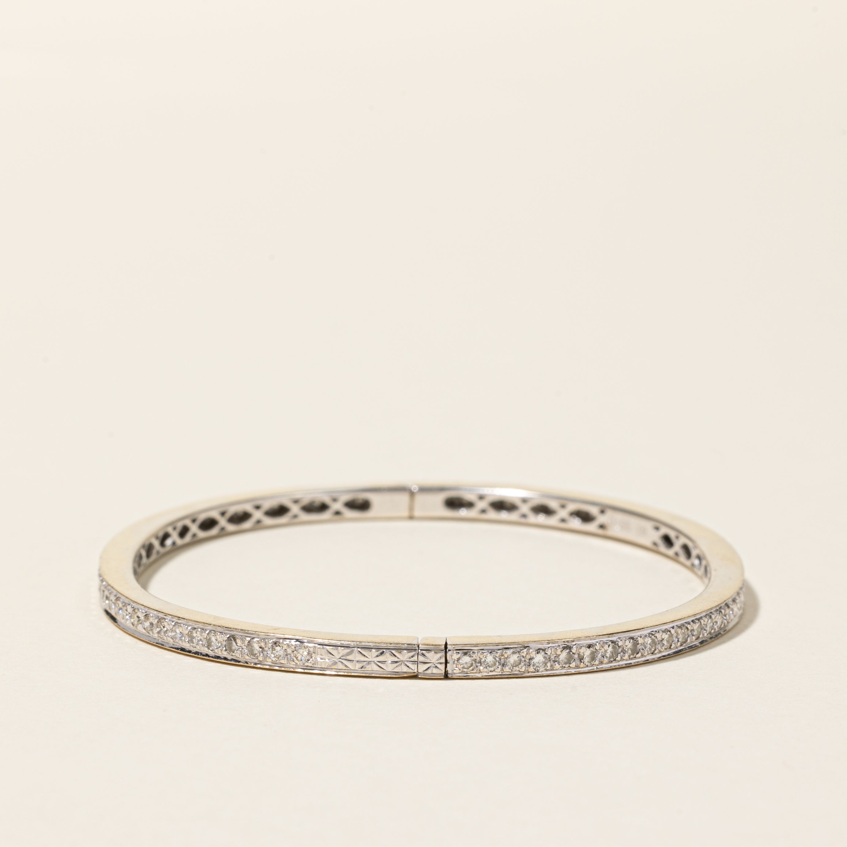 Bracelet jonc ovale en or blanc 18 carats serti de diamants | 1,55 ct au total | 17,8 cm