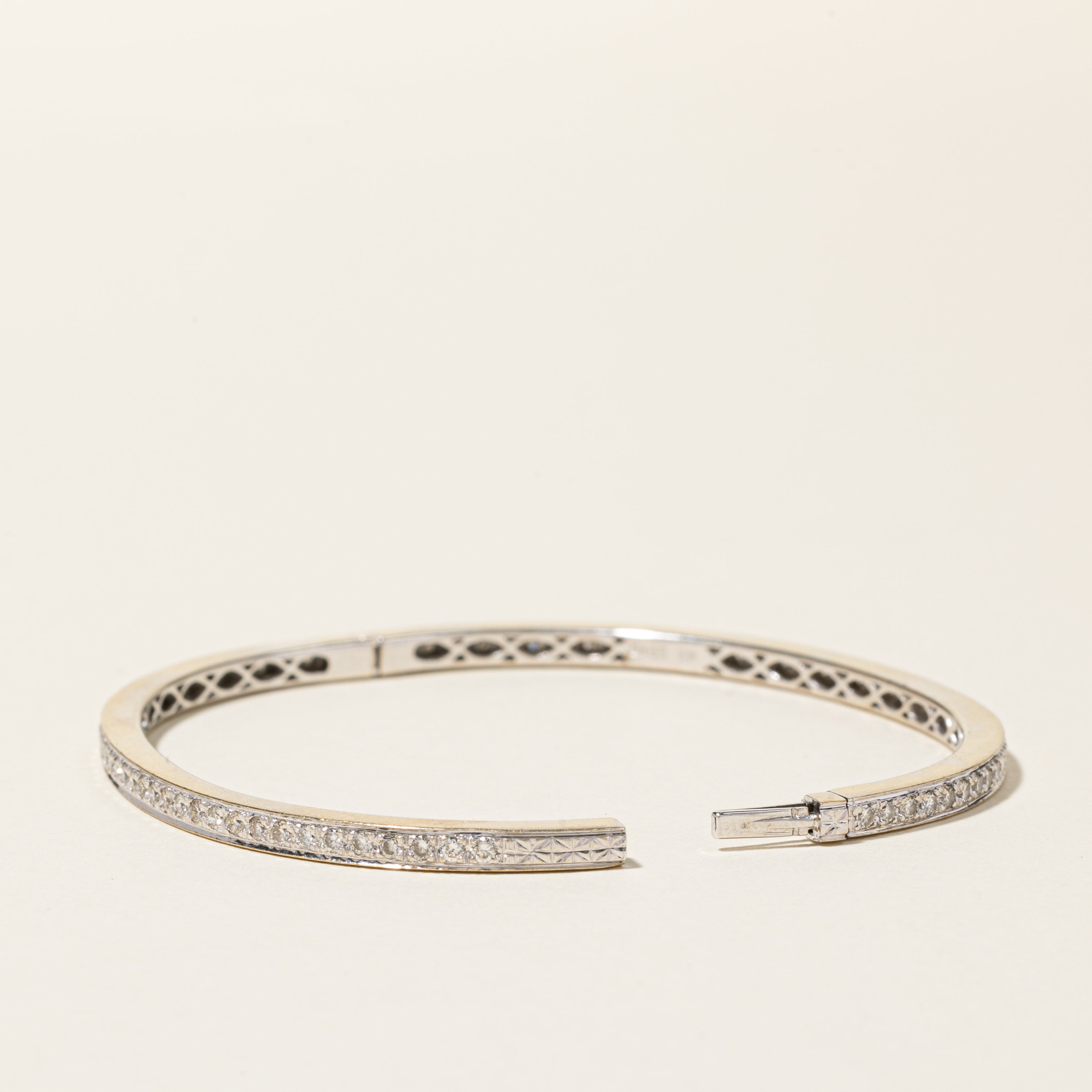 Bracelet jonc ovale en or blanc 18 carats serti de diamants | 1,55 ct au total | 17,8 cm